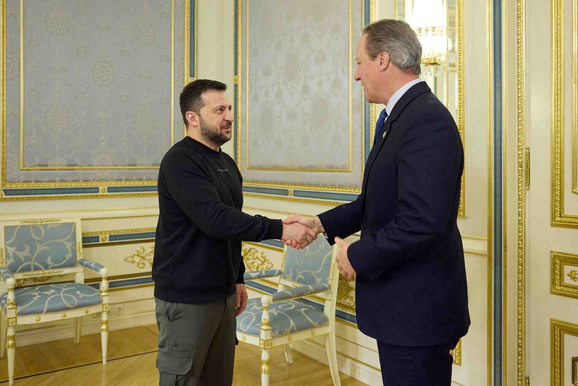 Volodymyr zelenskiy accueille a kyiv le nouveau ministre britannique des affaires etrangeres david cameron