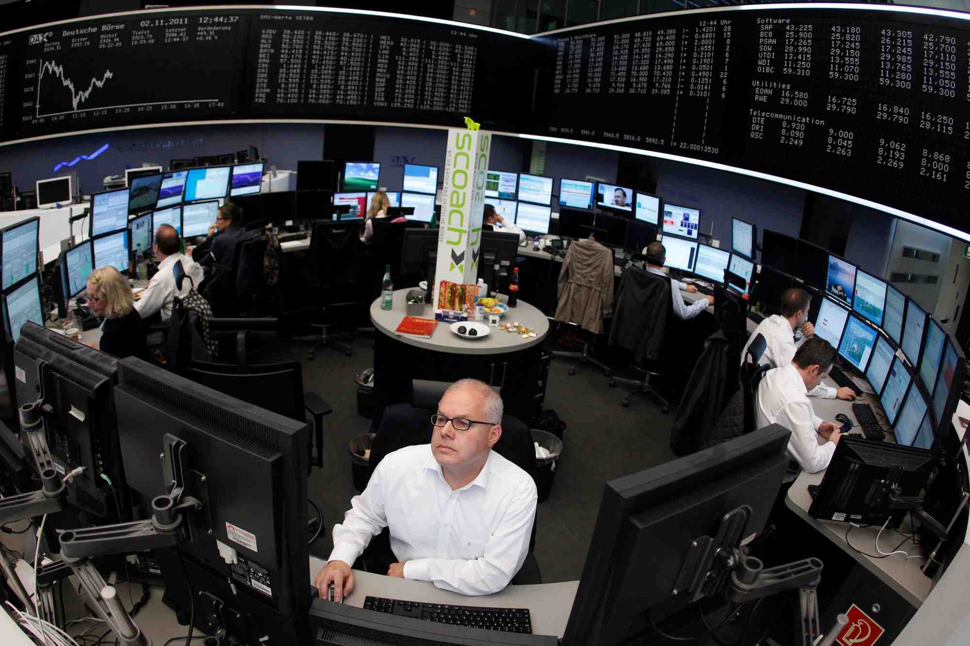 Des traders a leurs bureaux a la bourse de francfort