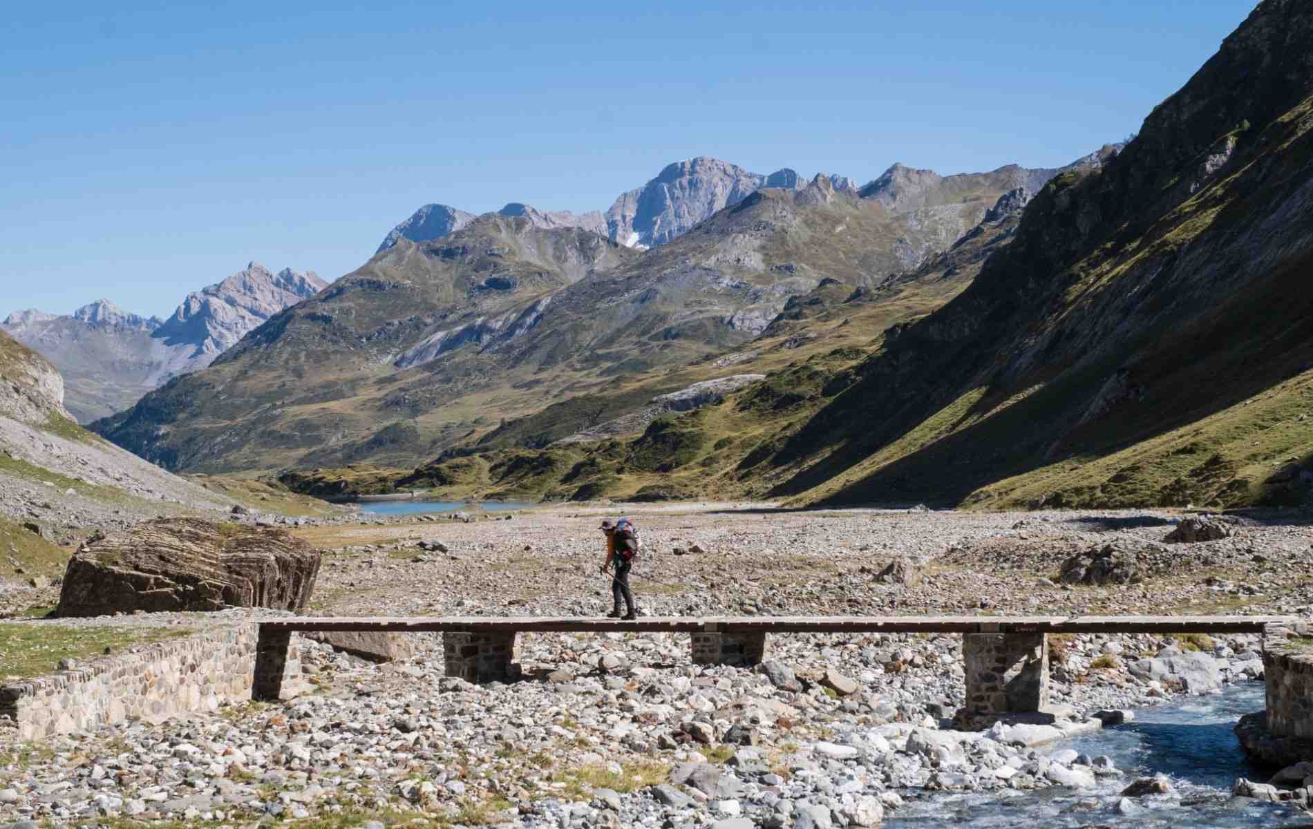 Un randonneur dans la vallée d'Ossoue dans les Hautes-Pyrénées victime de sécheresse en septembre-2024.
