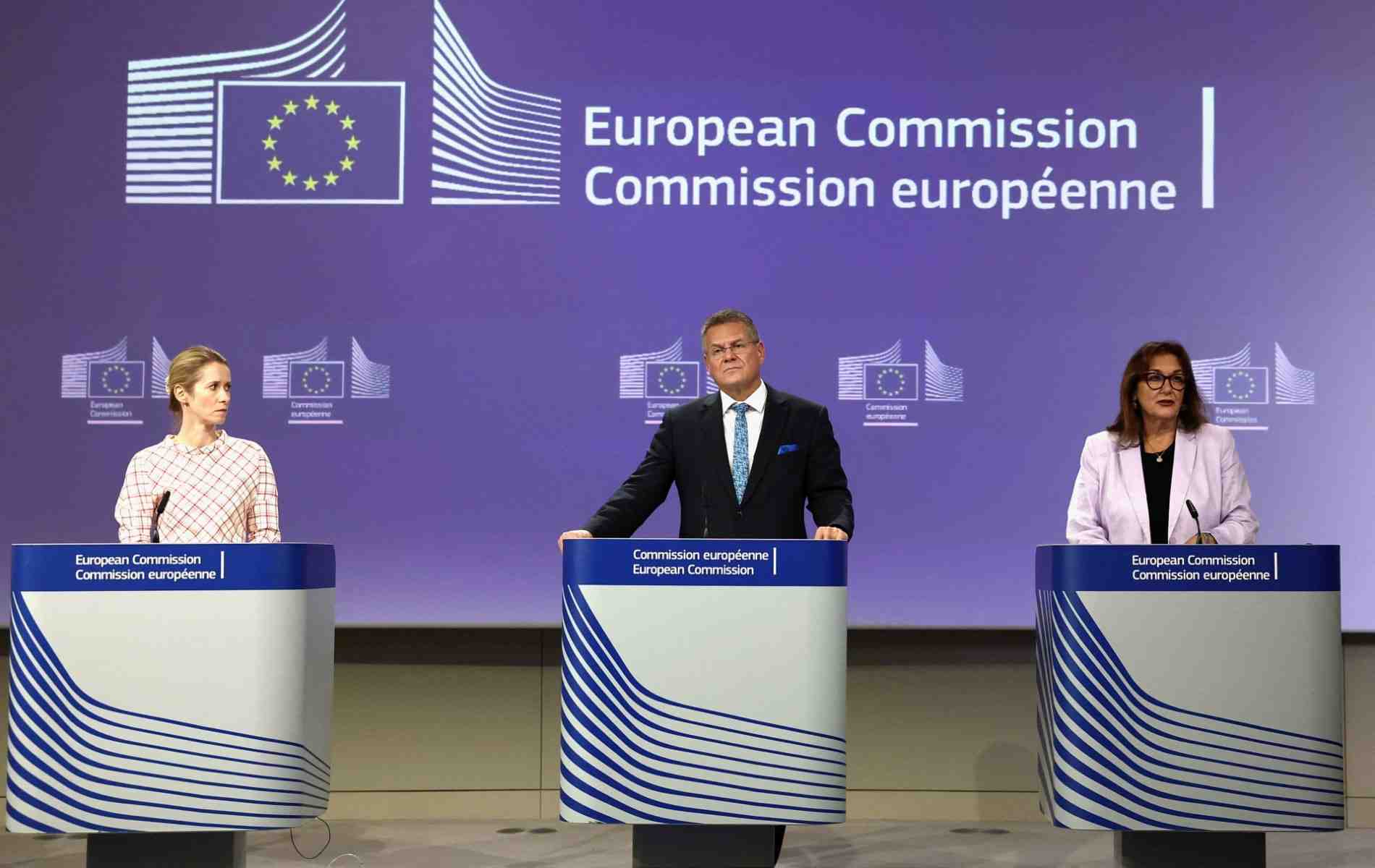 Les représentants de la Commission européenne lors de la présentation des mesures de sanctions contre Israël proposées aux États membres ce mercredi.