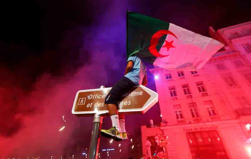 Les supporters algériens en liesse, 74 interpellations