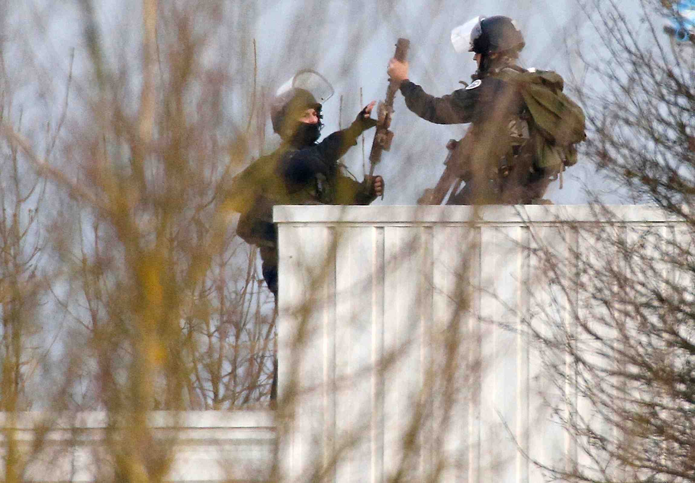 Tirs et explosions dans le batiment ou sont retranches les deux suspects de la tuerie de charlie hebdo