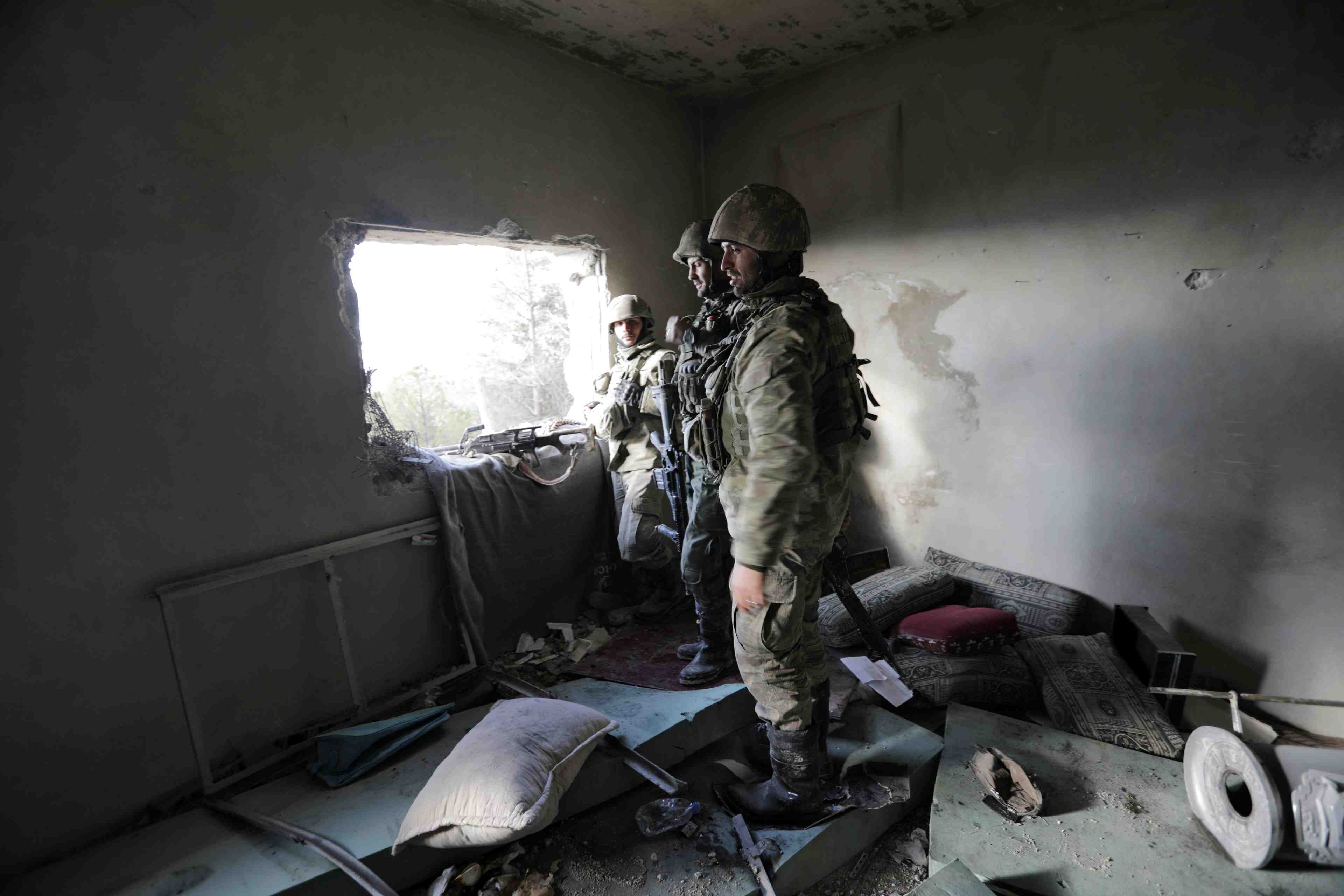 La turquie continue a pilonner la region d'afrin en syrie