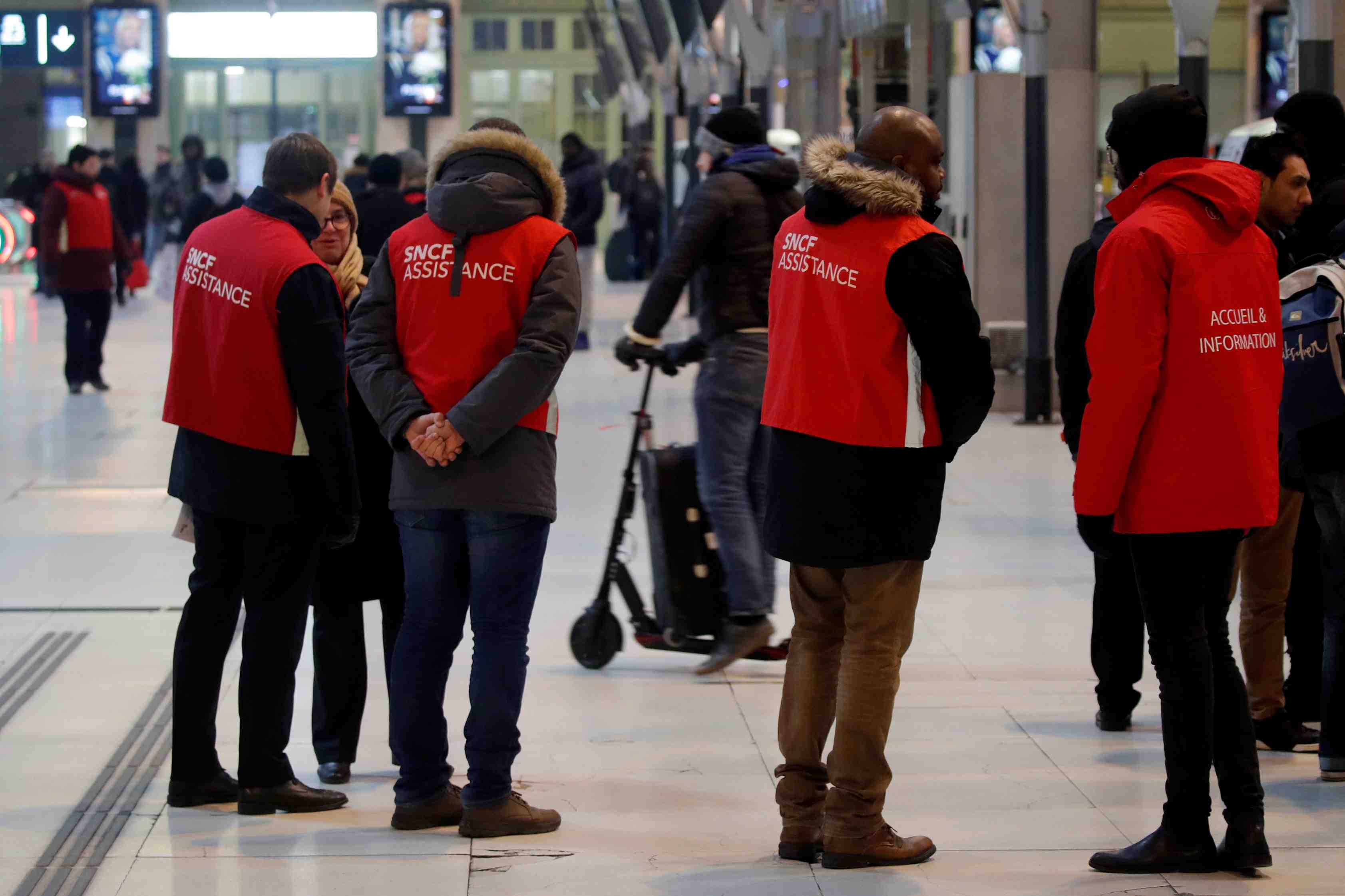 Les syndicats accentuent la pression, l'executif repond concertation