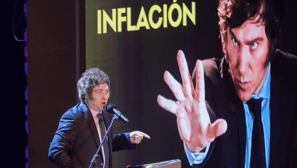 L'Argentine est en outre frappée depuis une douzaine d'années par une inflation à deux chiffres, qui a dérapé cette année à 143% sur douze mois, un record depuis 32 ans.