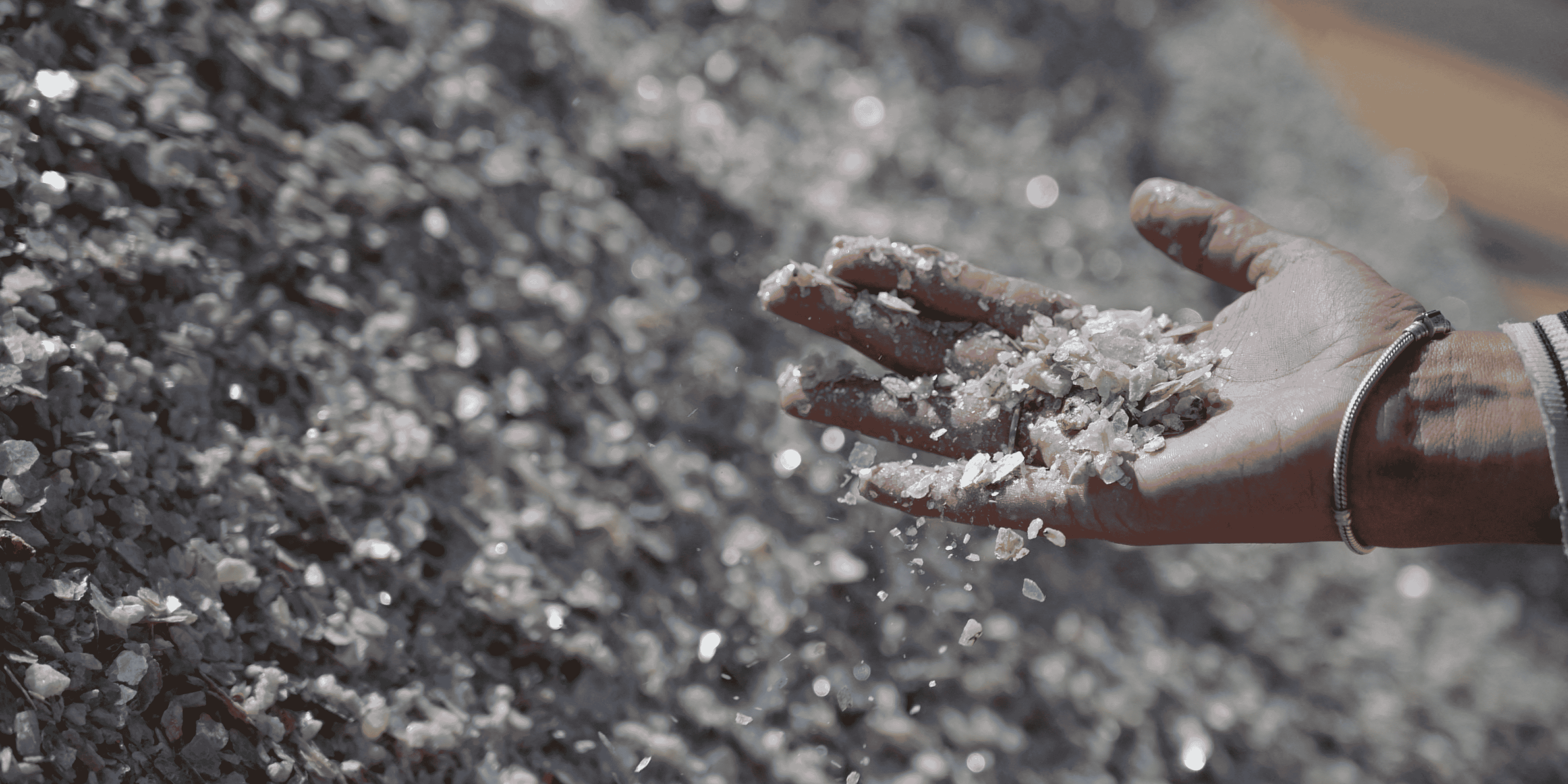 Photo d'archives: un echantillon de lithium mineral