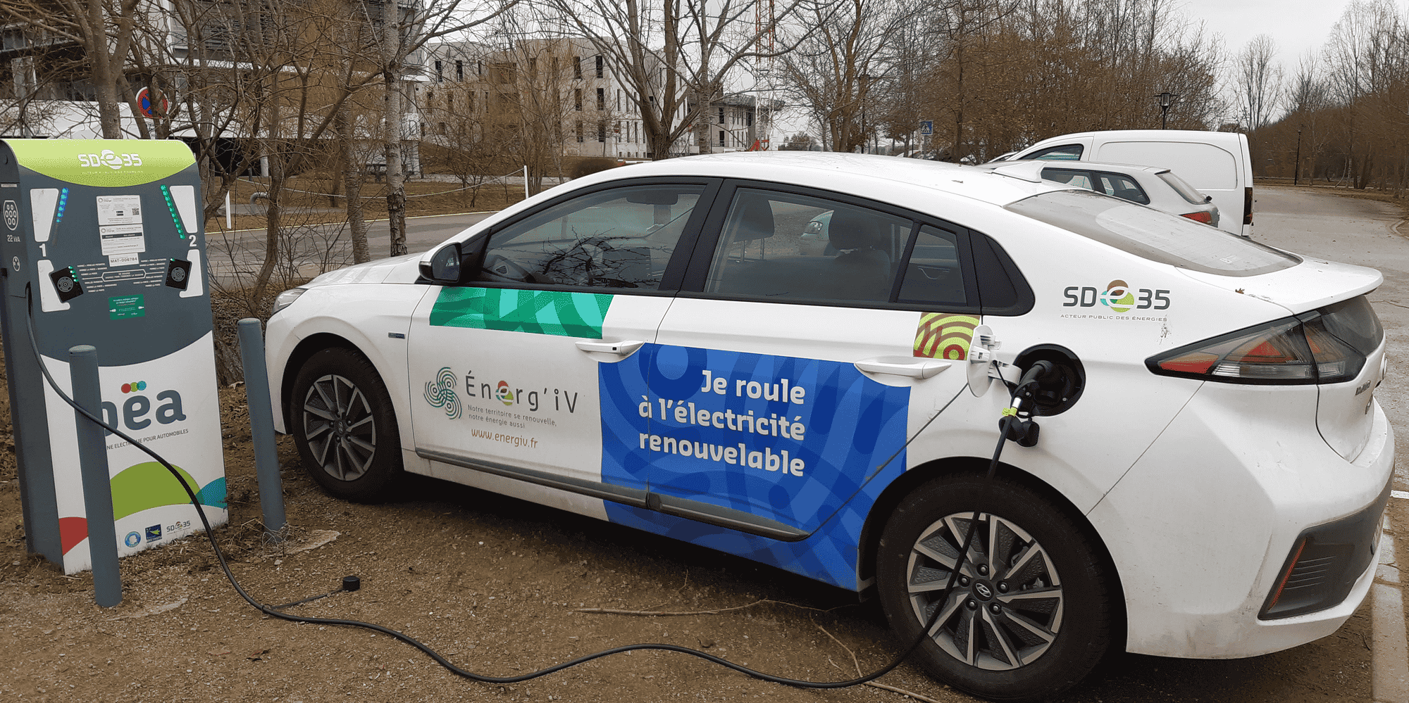 Parmi ces bornes de recharge, 100.000 concernent le chargement rapide sur les autoroutes, 60.000 regroupent les infrastructures publiques et le reste se répartit entre les lieux de travail et le domicile.