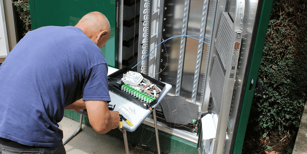 Un technicien raccorde des clients à la fibre.