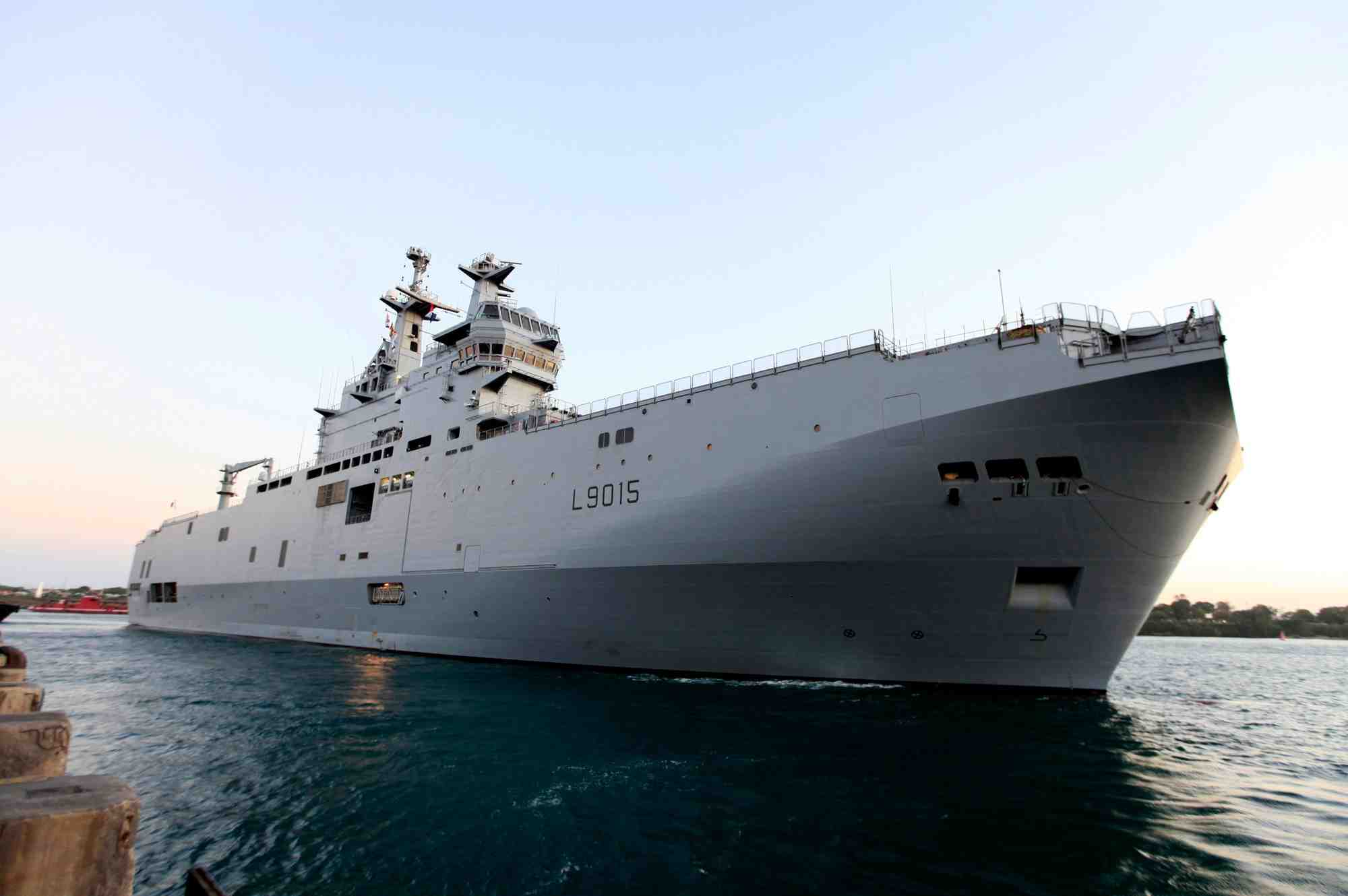 Le navire de guerre francais dixmude l9015 arrivant au port cotier kenyan de mombasa