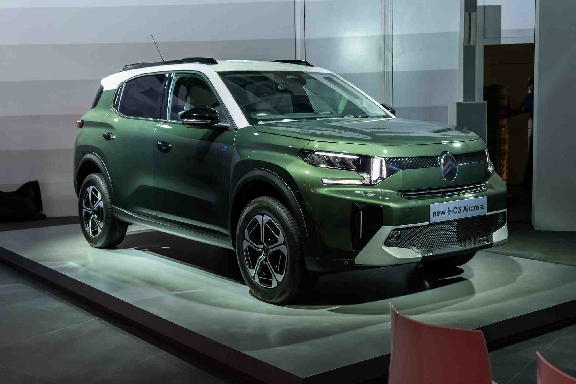 La C3 Aircross sera également disponible en 7 places, dans les versions thermiques et hybrides, pour 850 euros supplémentaires.