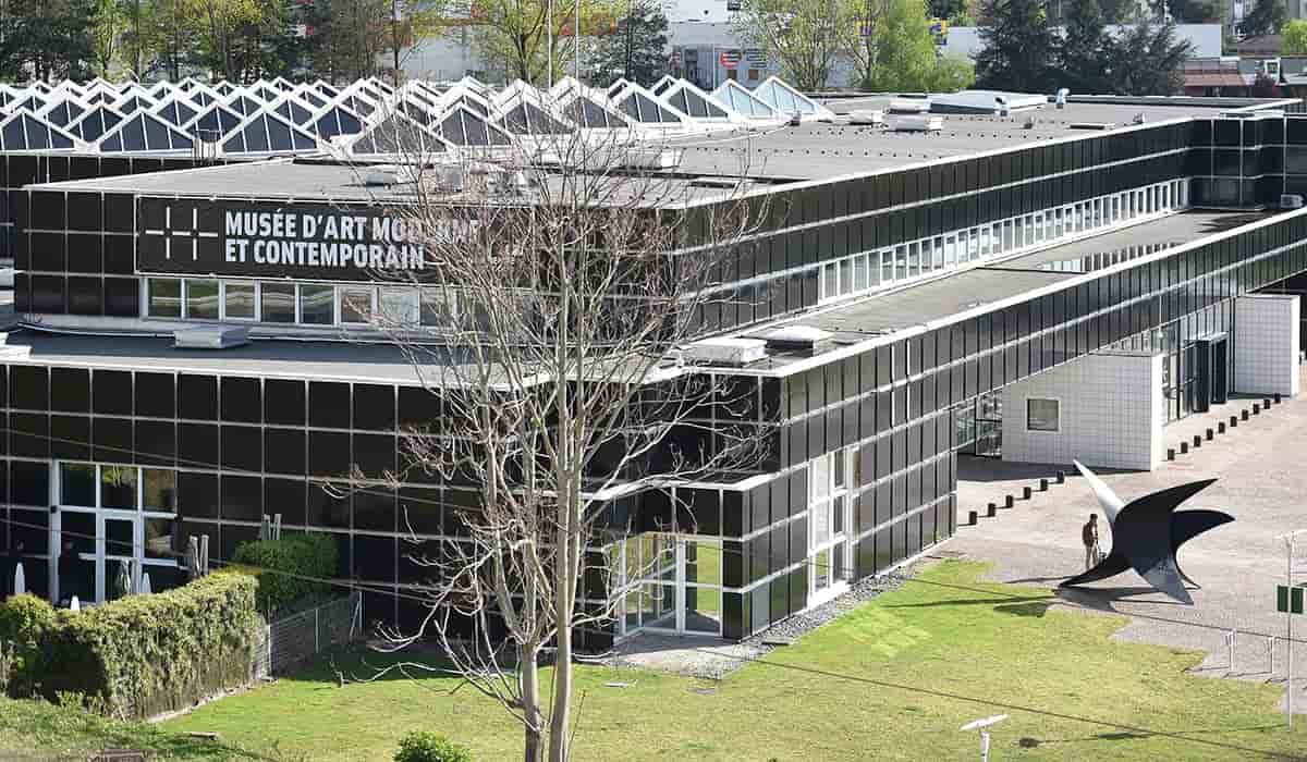 Le musée d'Art moderne et contemporain de Saint-Étienne est recouvert de carreaux de céramique noir.