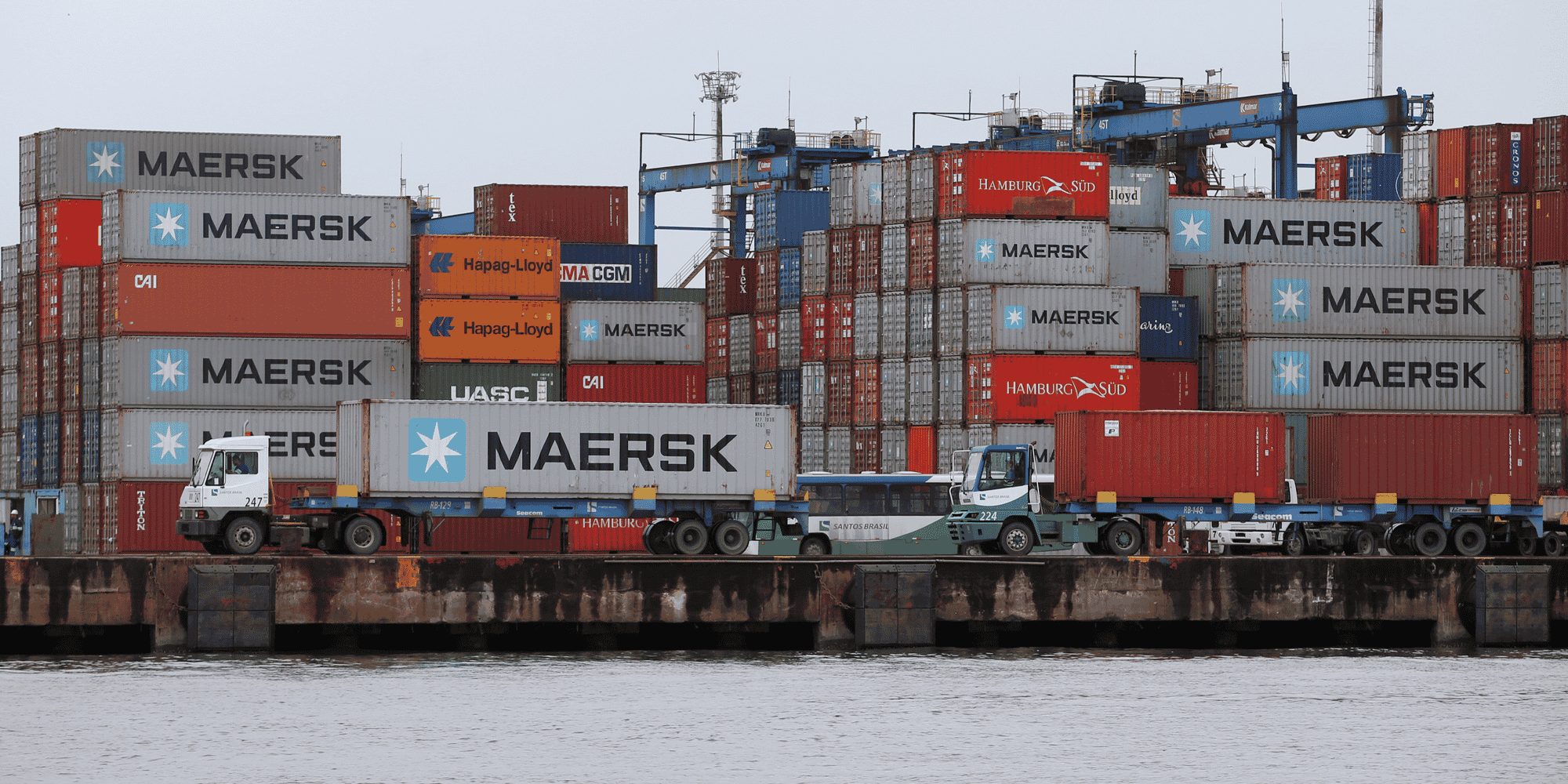 Des conteneurs Maersk dans le port de Santos, au Brésil