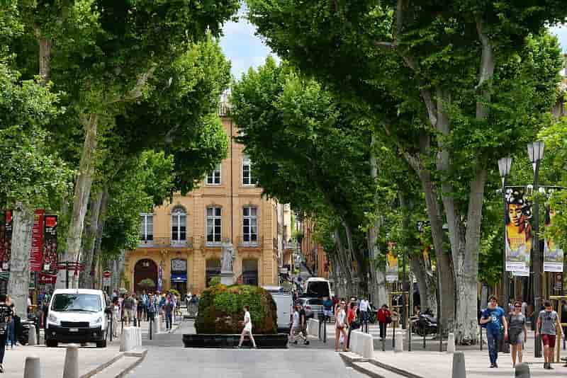 Le cours Mirabeau à Aix-en-Provence où se tiennent chaque été les rencontres économiques.