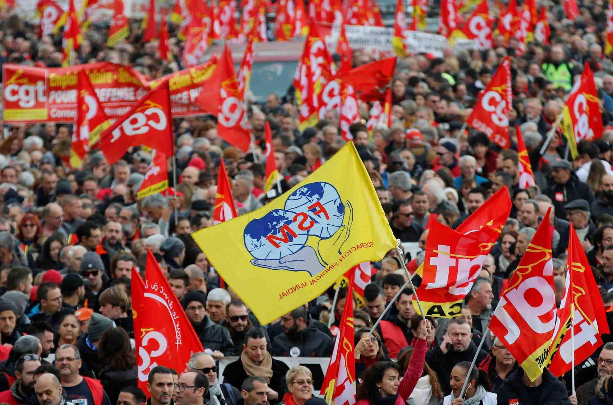 Plus de 800.000 manifestants sont descendus dans la rue jeudi 5 décembre, selon le chiffres du ministère de l'Intérieur. Une deuxième grande journée de grèves et manifestations est prévue mardi 10 décembre.
