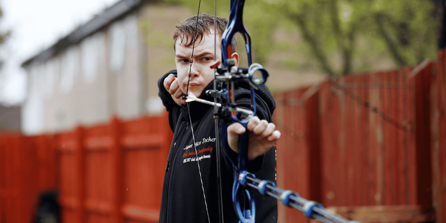 Pour Epictète, ce qui dépend de l'archer, c'est son intention (la finalité qu'il vise), sa préparation, sa concentration au moment de tirer. L'archer stoïcien désire tout autant remporter la victoire qu'un autre. Il mettra donc toute son énergie dans ce qui dépend de lui mais ne s'attachera pas plus que cela au résultat qui ne dépend pas de lui - une bourrasque de vent pourrait détourner la trajectoire de sa flèche.