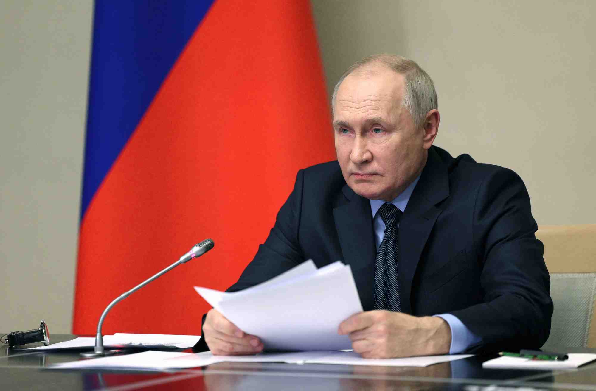 Le president russe vladimir poutine preside une reunion des membres de son conseil de securite