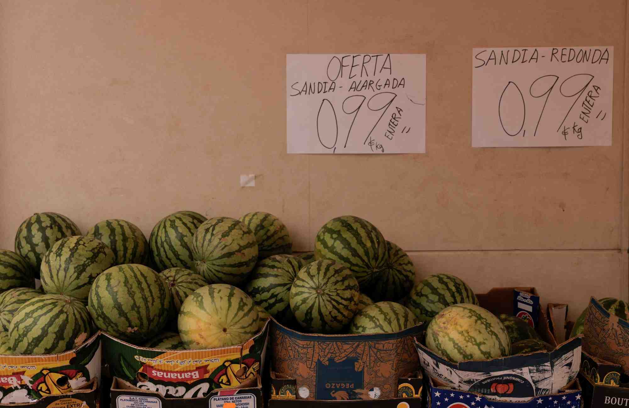 Des pasteques sont presentees dans des caisses a l'exterieur d'un magasin de fruits, a ronda