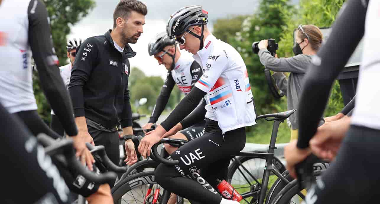 Du briefing matinal aux dernières minutes chargées d’adrénaline, les directeurs sportifs guident les champions.