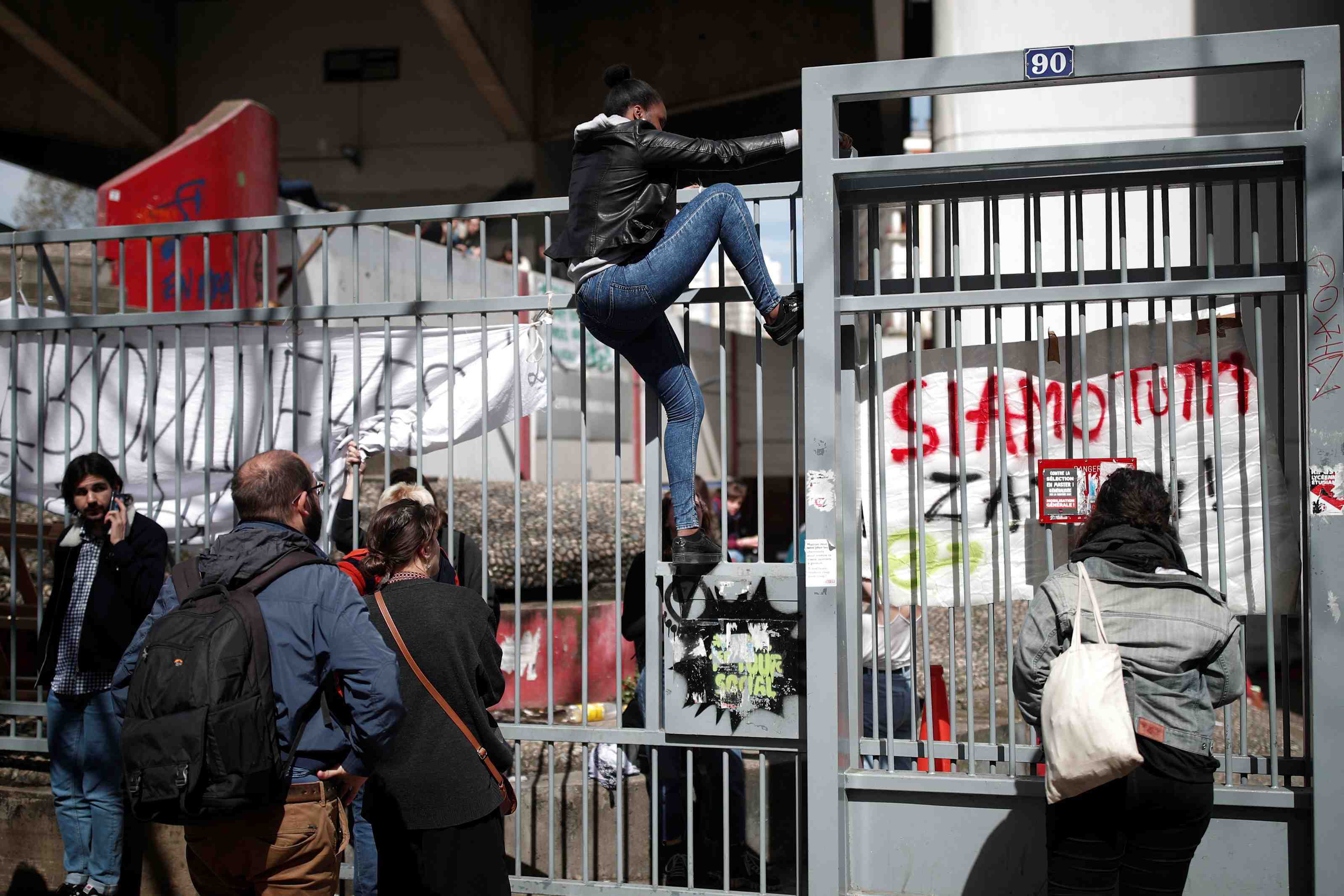 Macron fustige "les professionnels du desordre" dans les universites