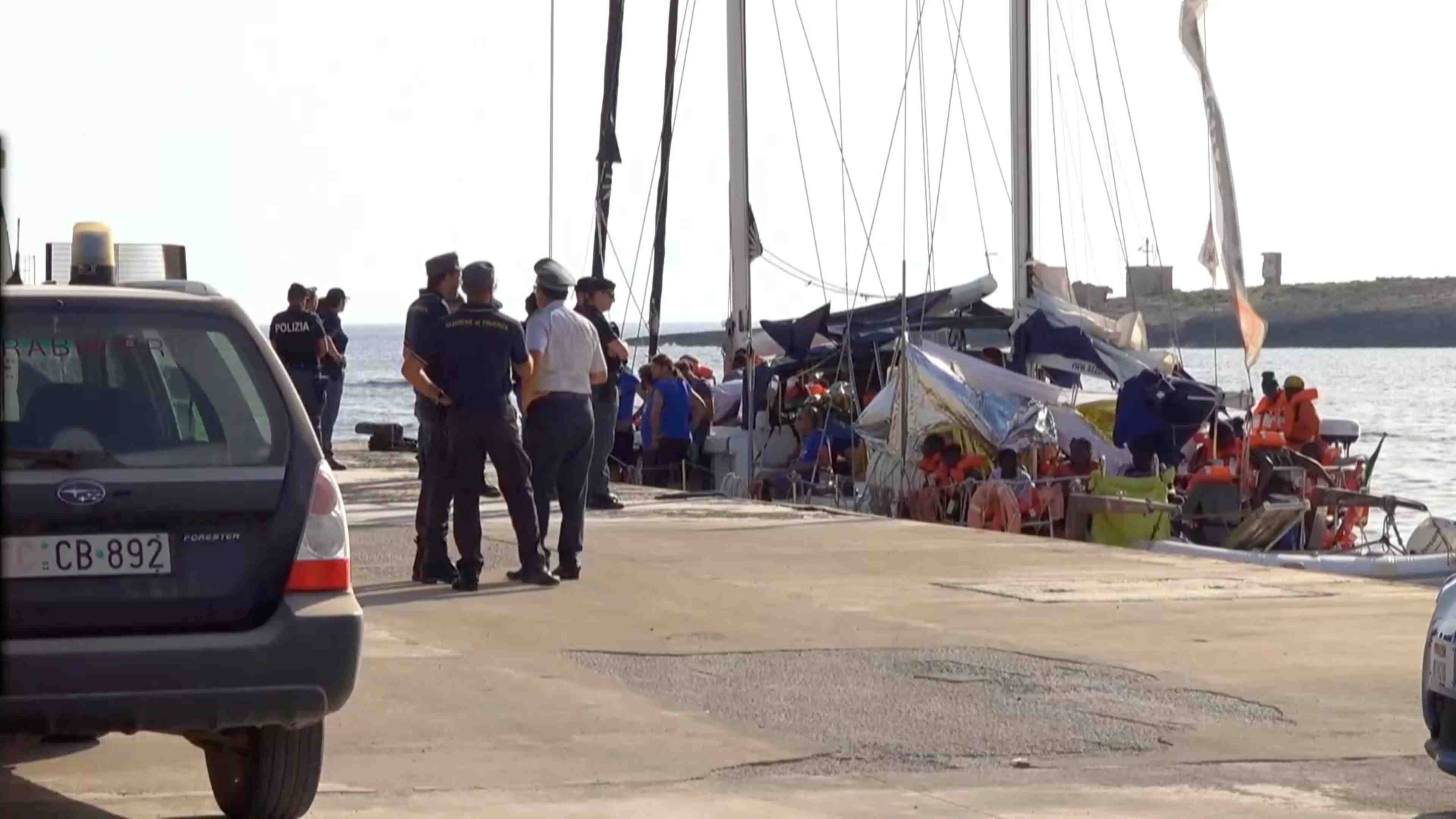 Un bateau humanitaire avec des migrants debarque au port de lampedusa