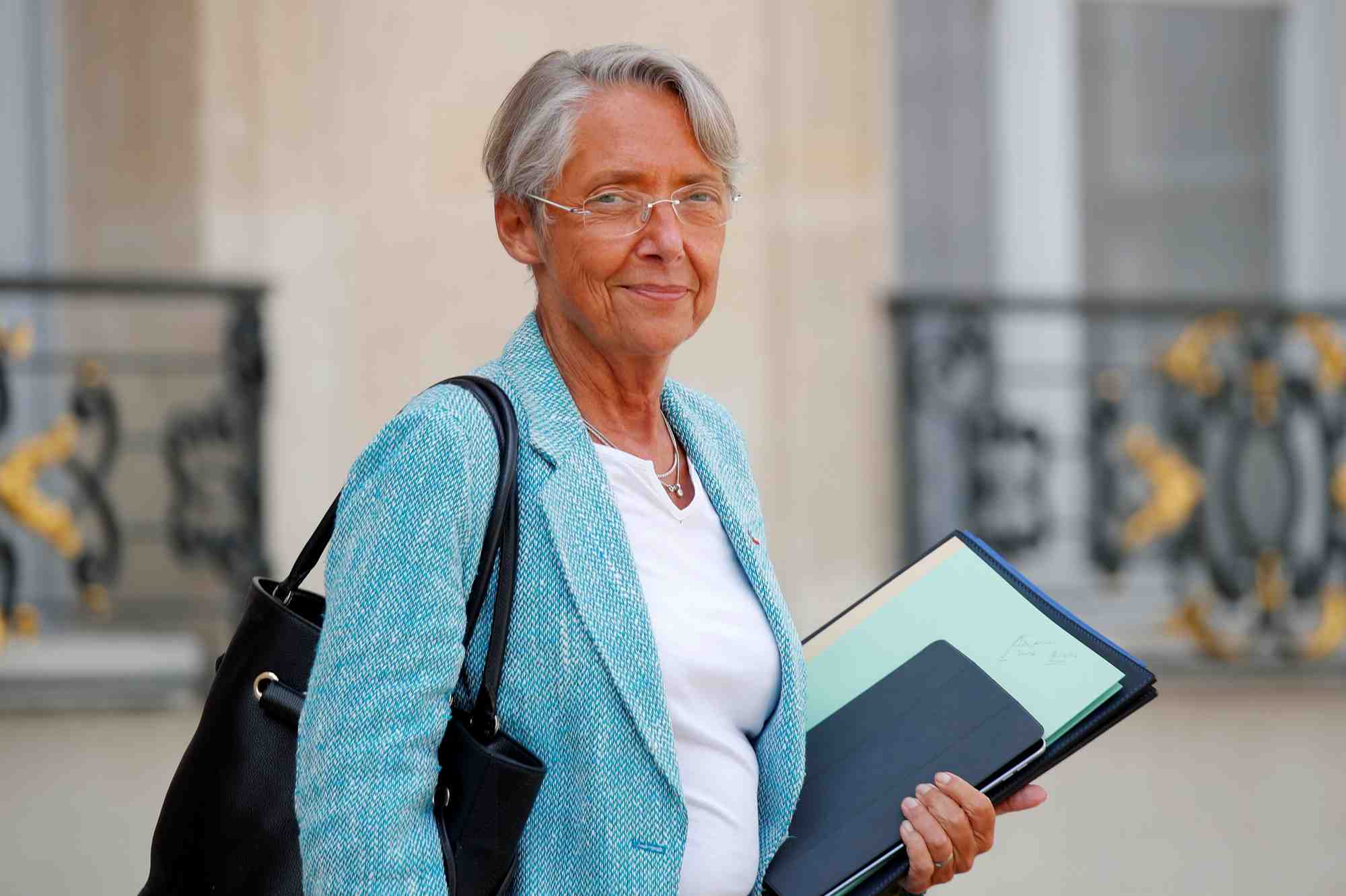 Le smic sera augmente de 0,99% au 1er janvier, dit elisabeth borne