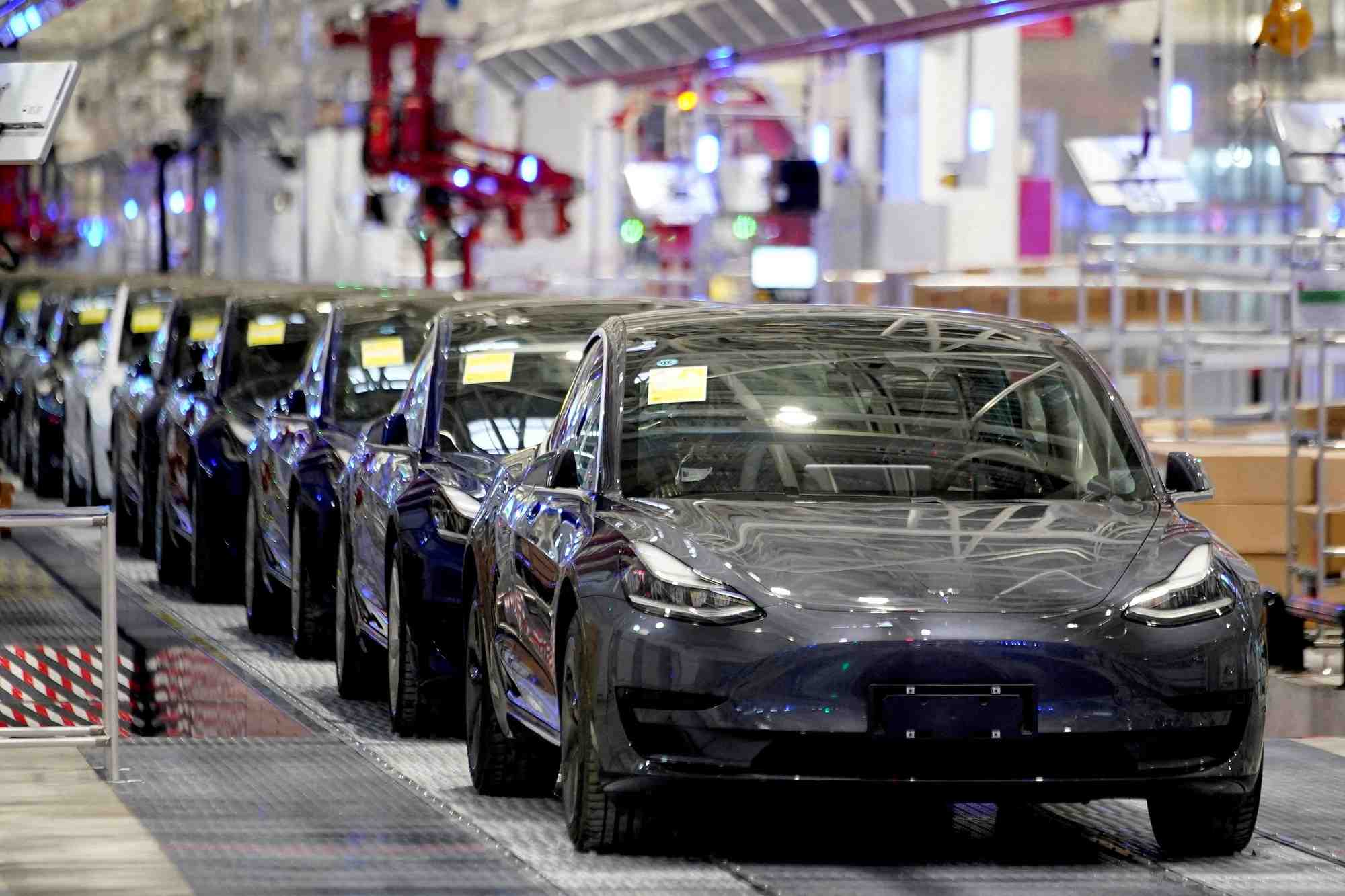 Des vehicules tesla model 3 fabriques en chine sont vus lors d'un evenement de livraison dans son usine de shanghai