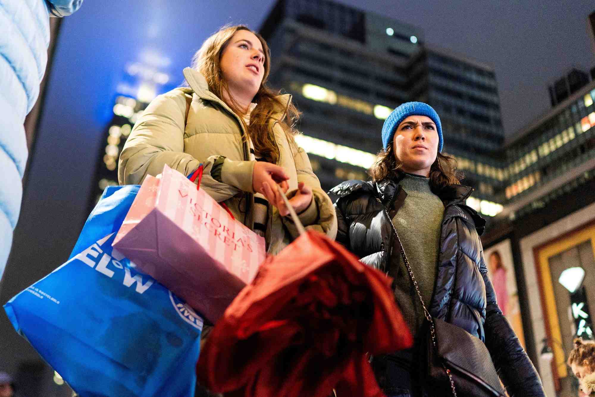 Des personnes font leurs achats pendant les fetes de fin d'annee a new york