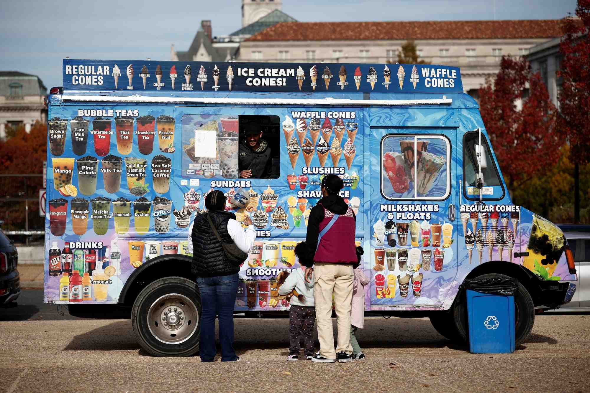 Des clients commandent des friandises glacees a un camion de glaces sur le national mall a washington, d.c.