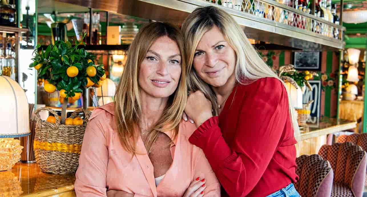 Aurélie Saada (à gauche) et sa cadette, Chloé, en juin à Paris au bar de l’hôtel La Fantaisie.