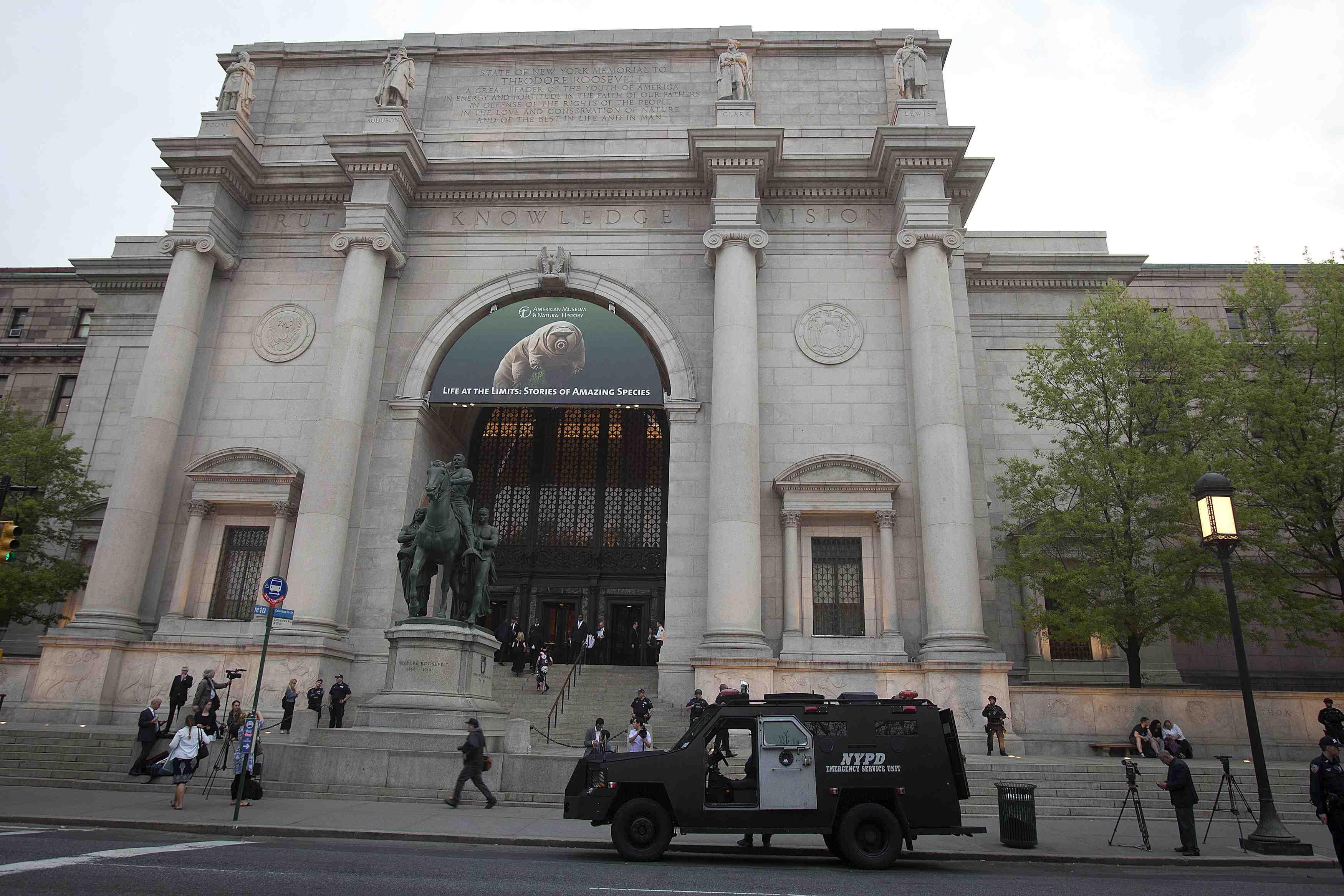 Hommage a charlie hebdo lors du gala du pen a new york