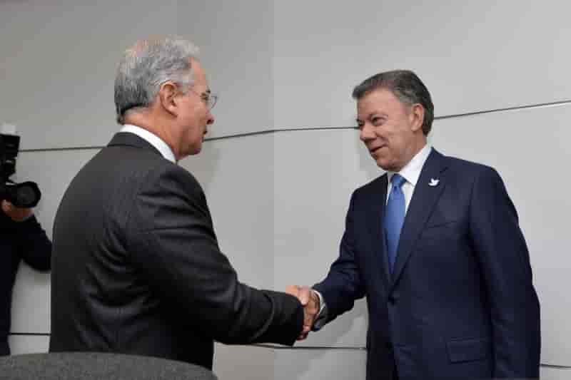 Santos et uribe se sont rencontres pour l'accord de paix colombien