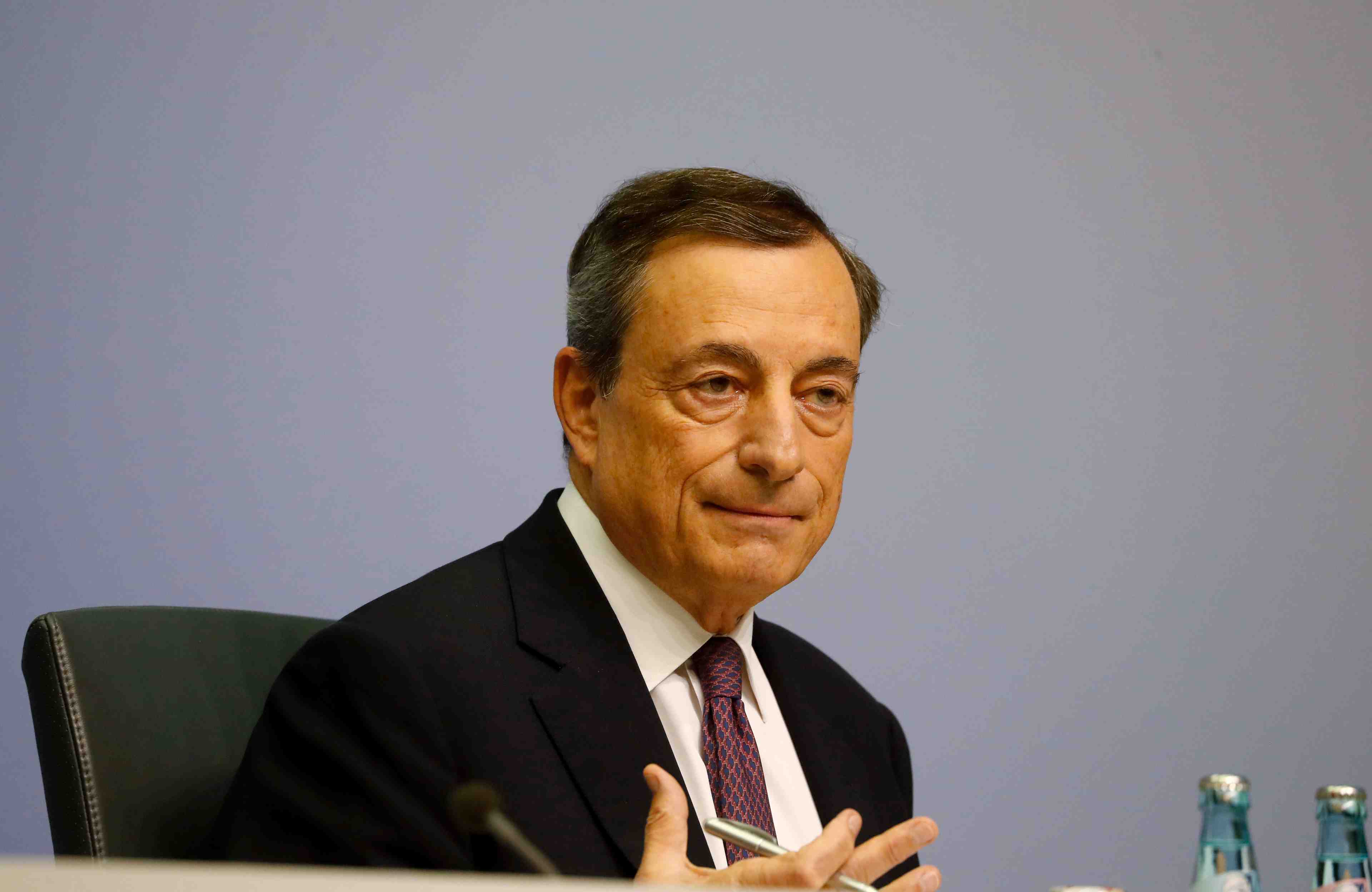 La poursuite des rachats d'actifs reporte la hausse de taux, selon draghi