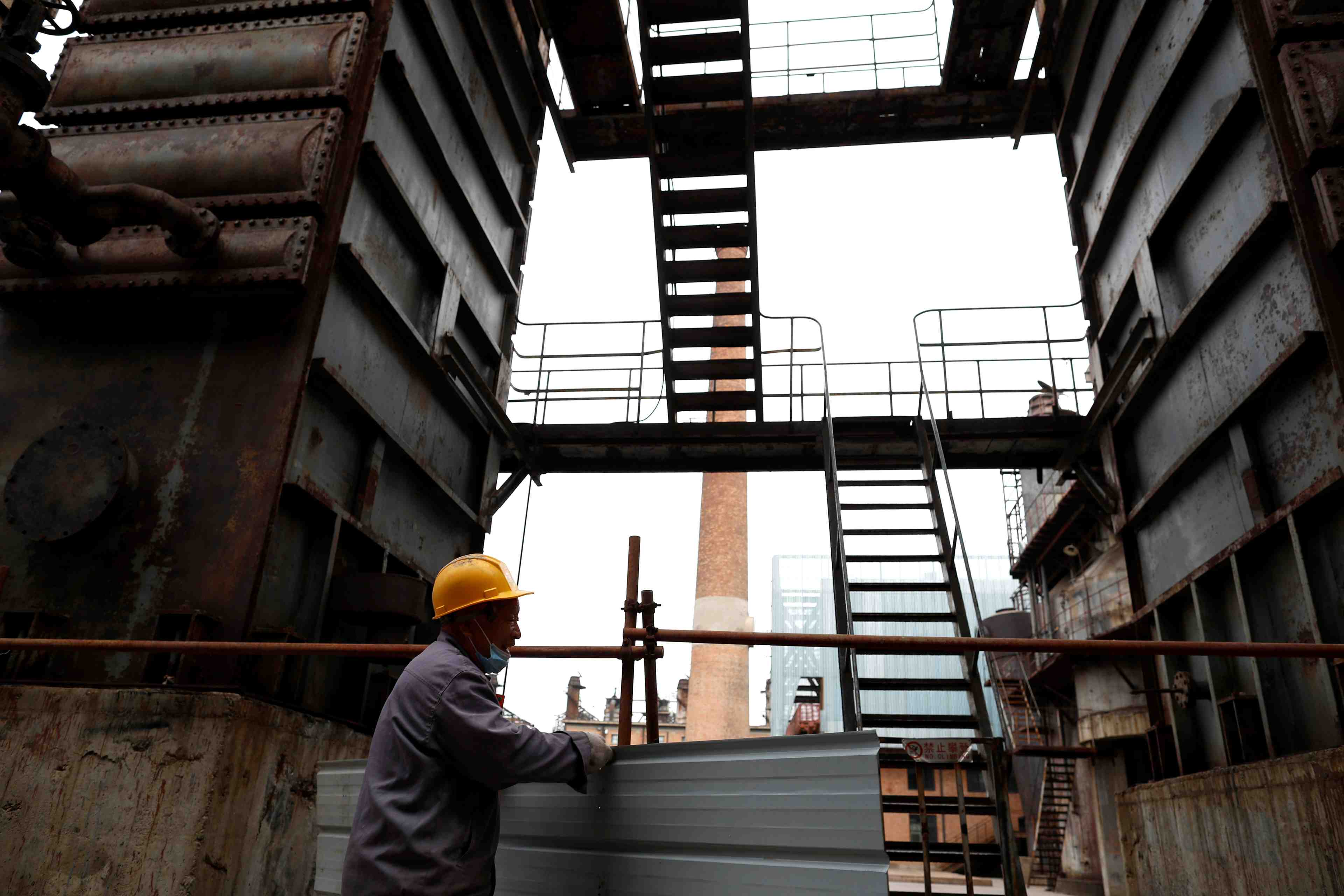Chine: acceleration de la production industrielle et des ventes au detail