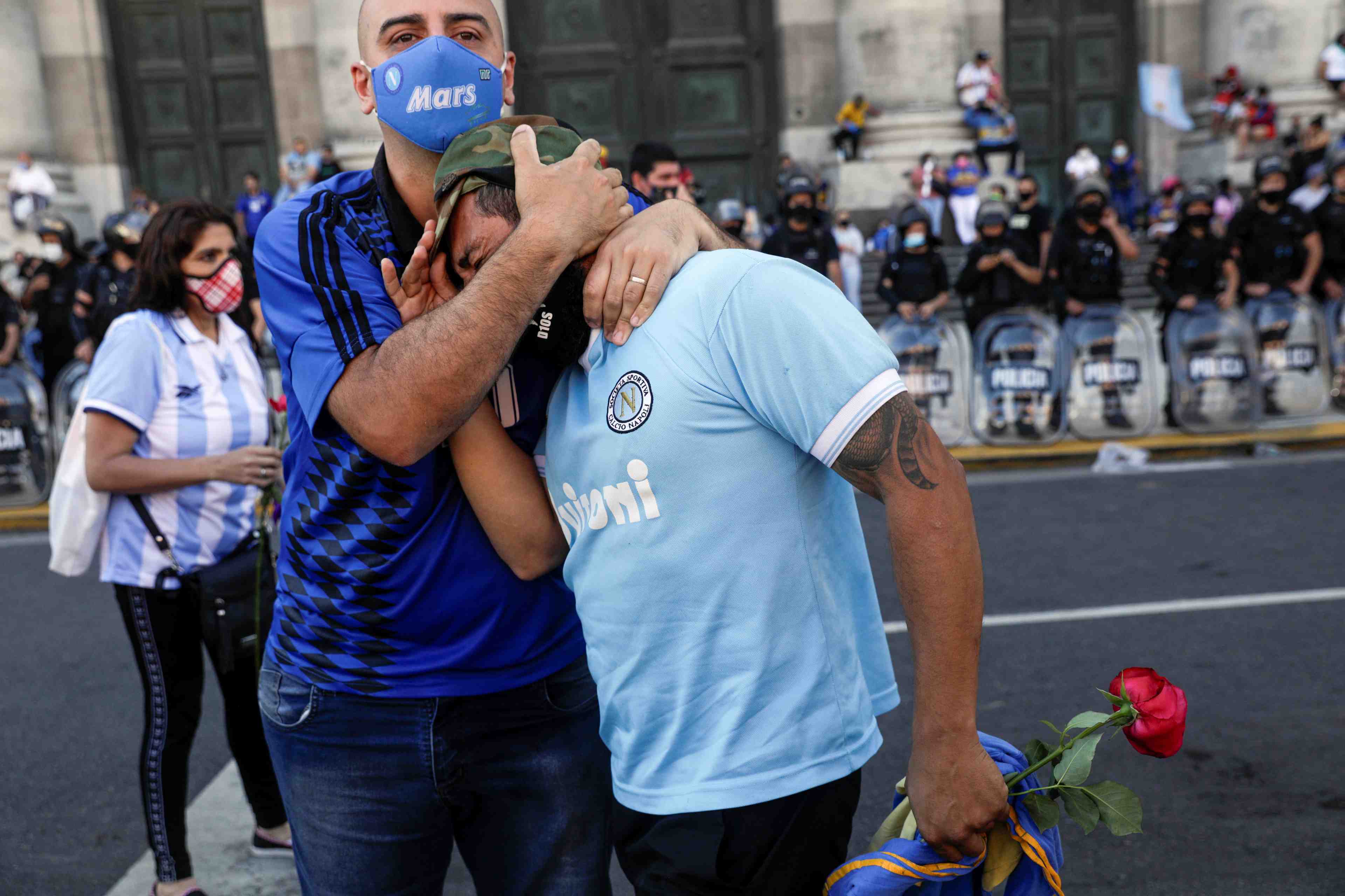Des heurts eclatent entre fans de maradona et forces de l'ordre a buenos aires