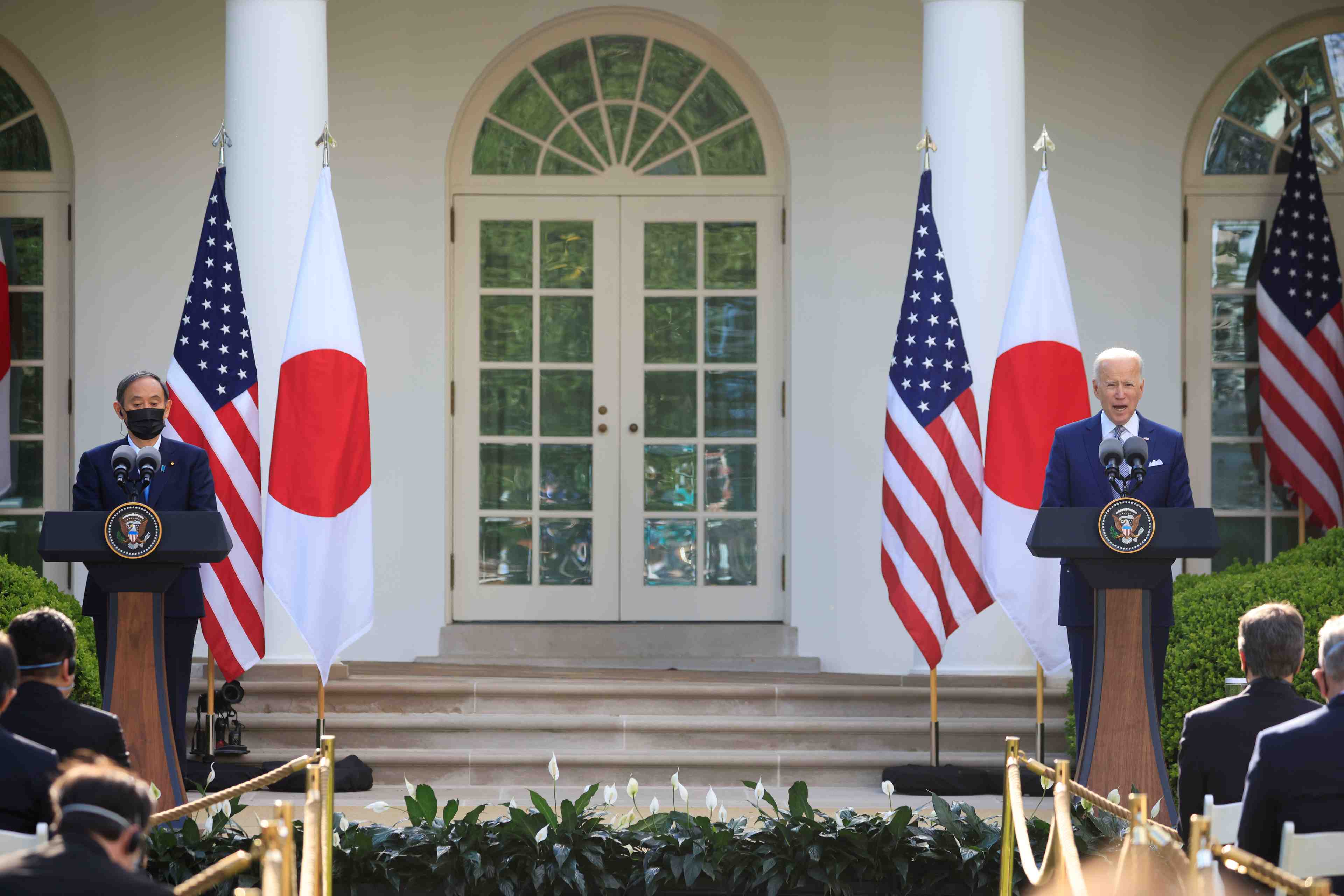 Biden et le japonais suga affirment leur unite face a la chine