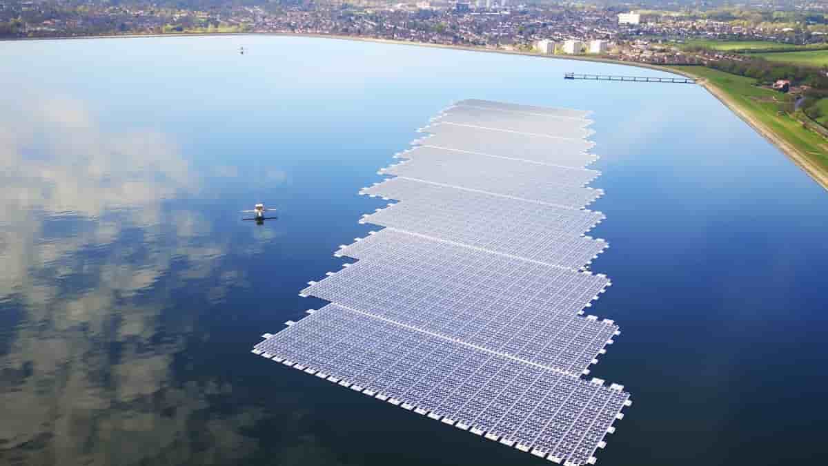 Une installation de solaire flottant au Royaume-Uni, datant de mars 2016.