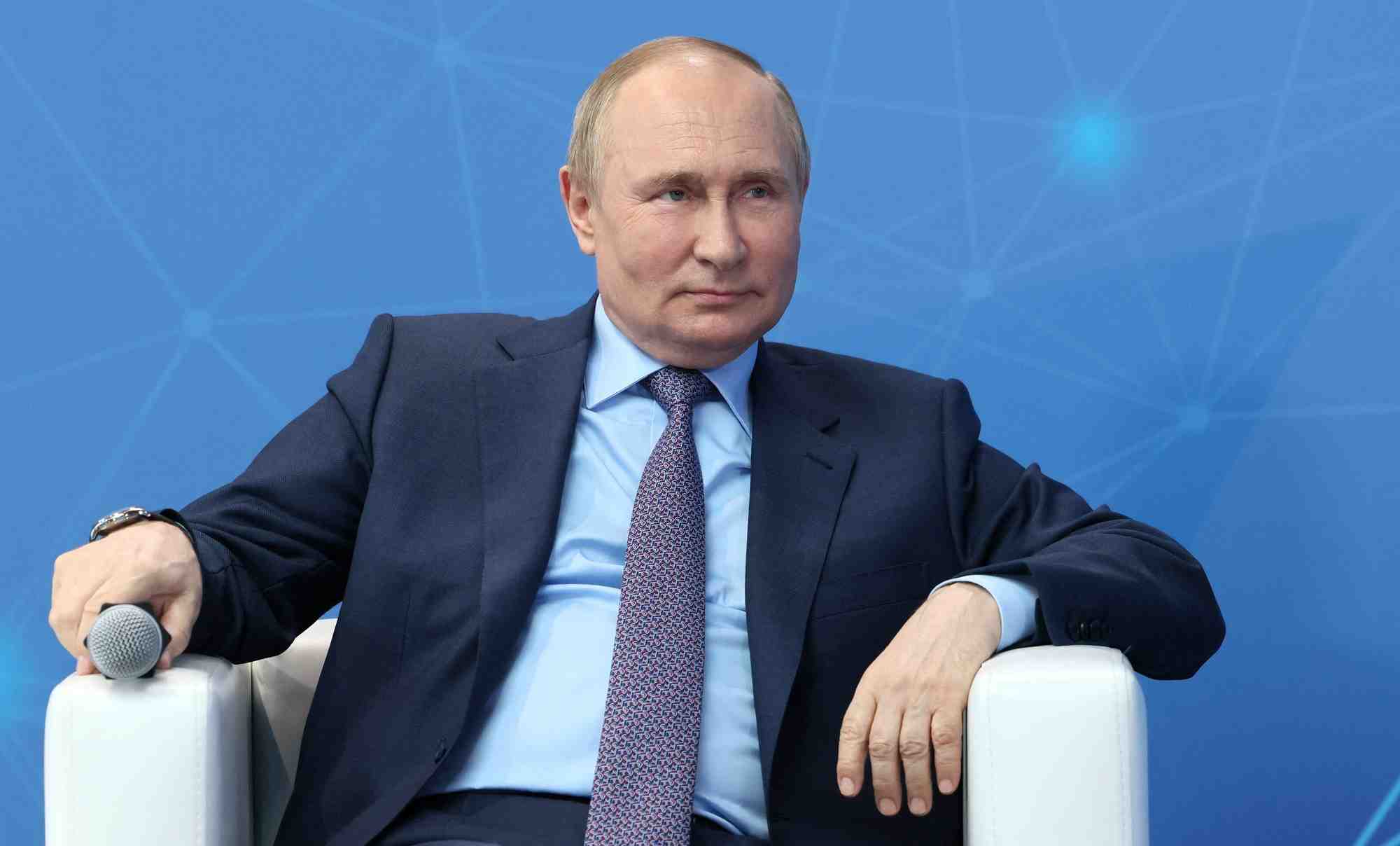 Poutine rend hommage a pierre le grand, fait un parallele avec sa mission de "recuperation" des territoires russes