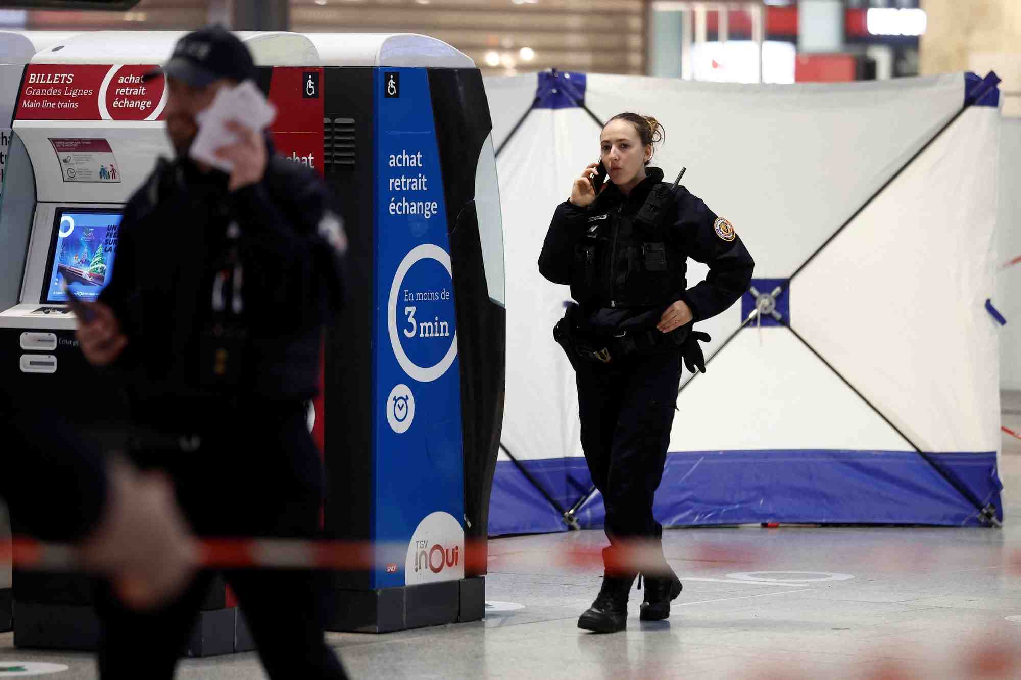 Des policiers securisant la gare du nord a paris