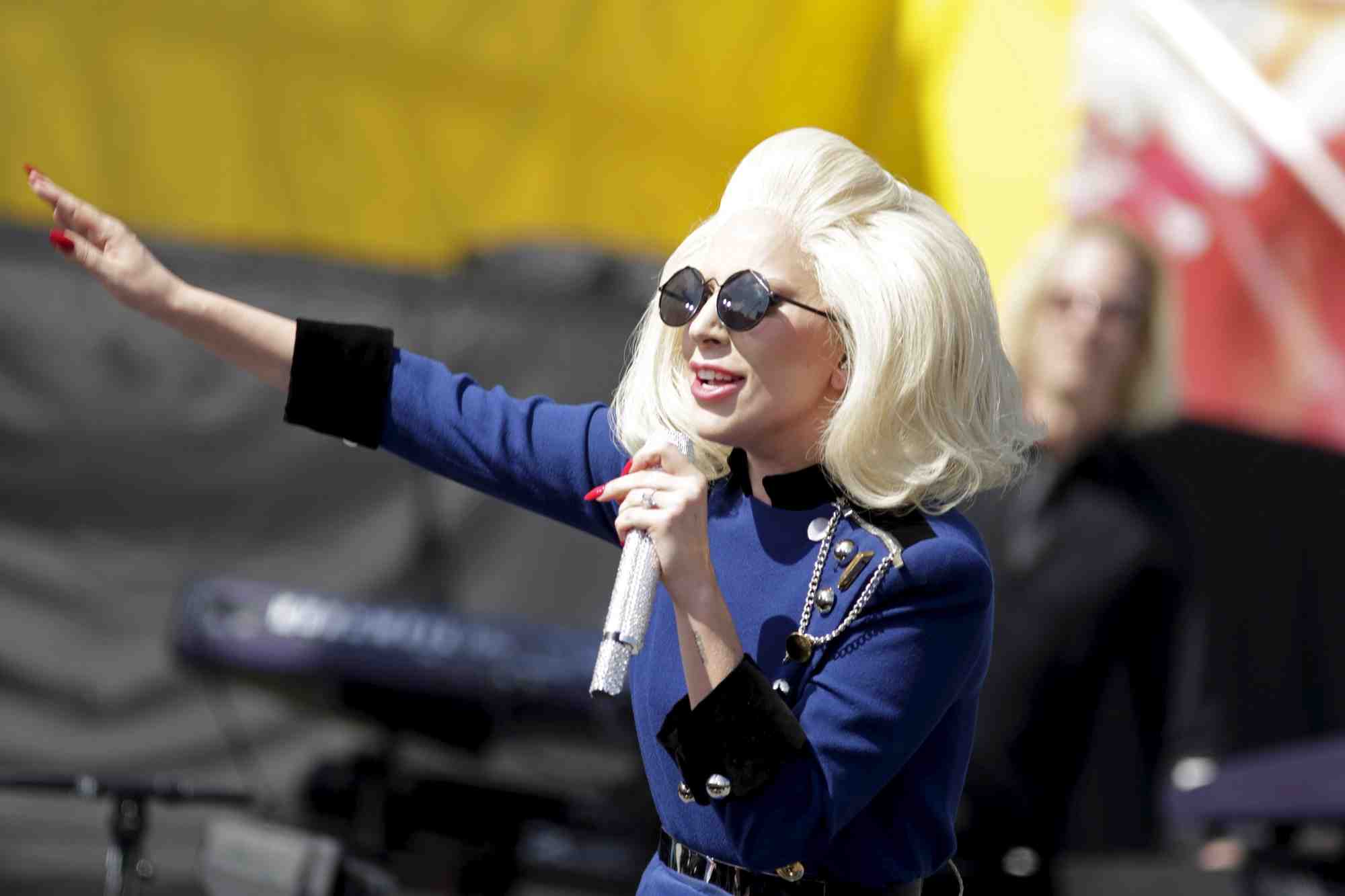 Lady gaga chante lors du concert gratuit d'elton john a west hollywood