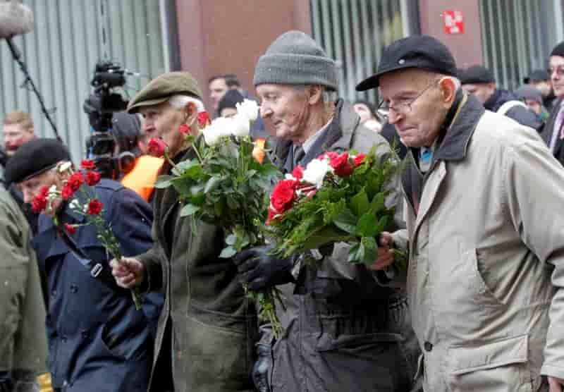 Défilé sous tension d'anciens Waffen SS lettons à Riga