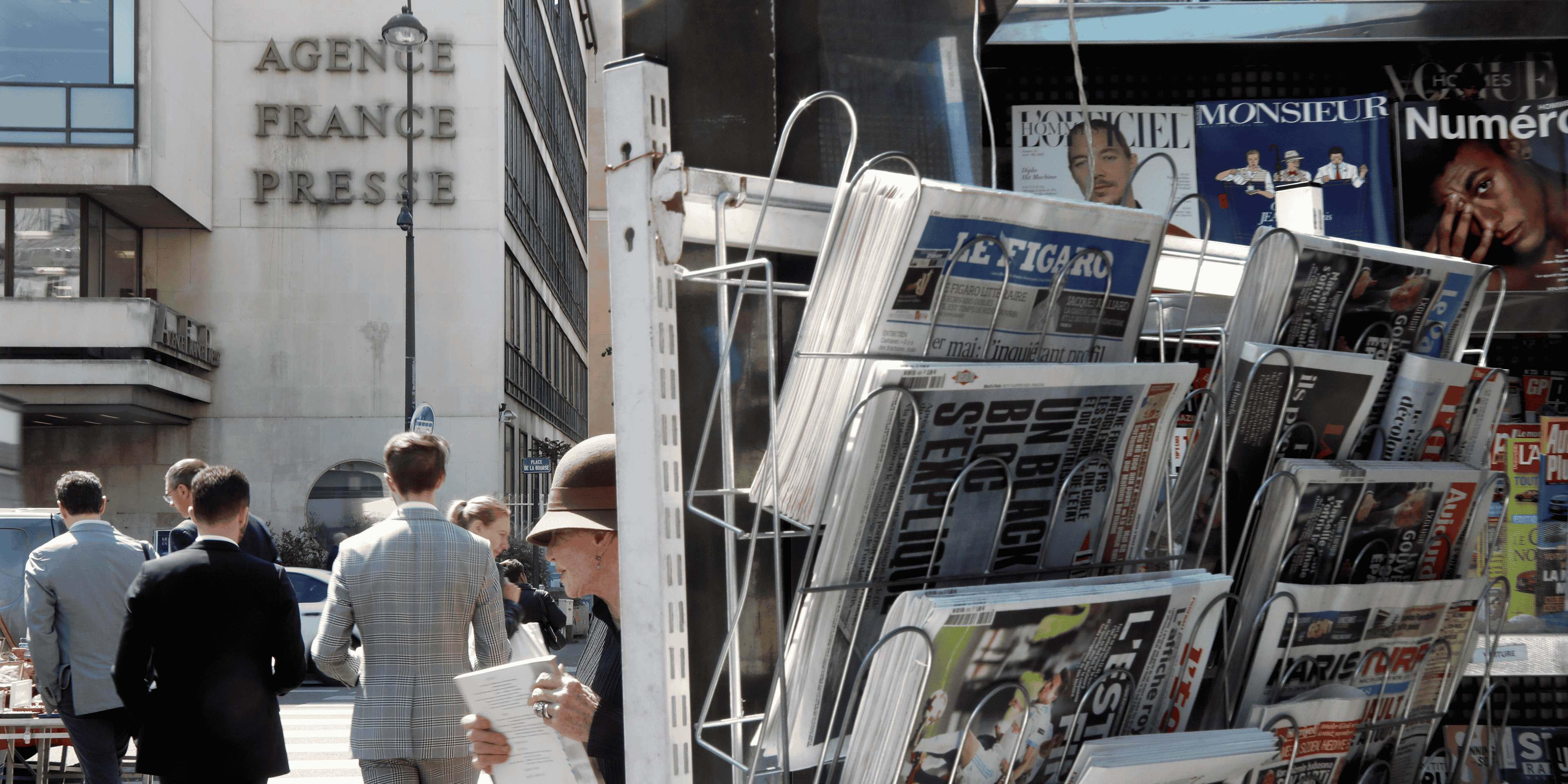 Presse : kiosque à journaux situé devant les locaux de l'AFP, à Paris