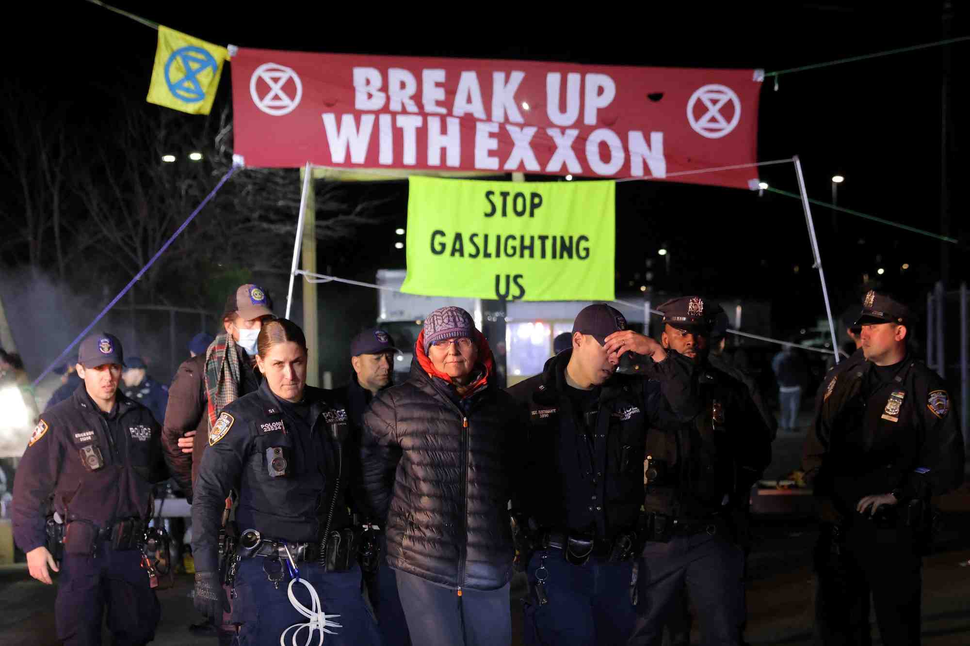 Journee de la terre: manifestations en europe pour denoncer les energies fossiles