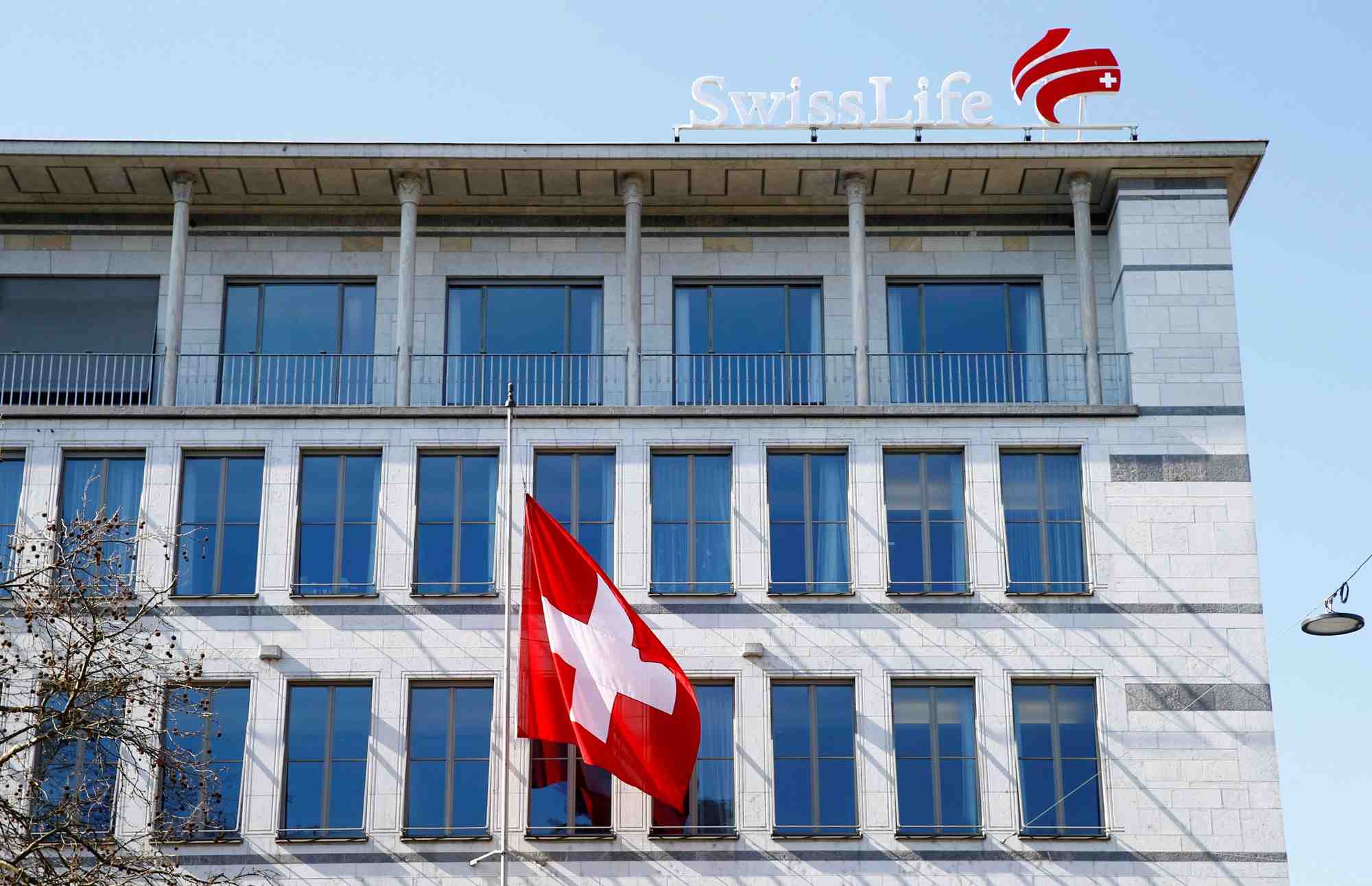 Swiss life depasse les attentes au premier semestre grace aux frais et commissions