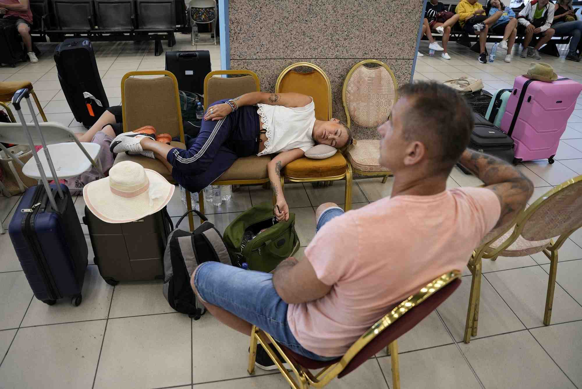 Des touristes evacues apres les feux de forets sur l'ile de rhodes