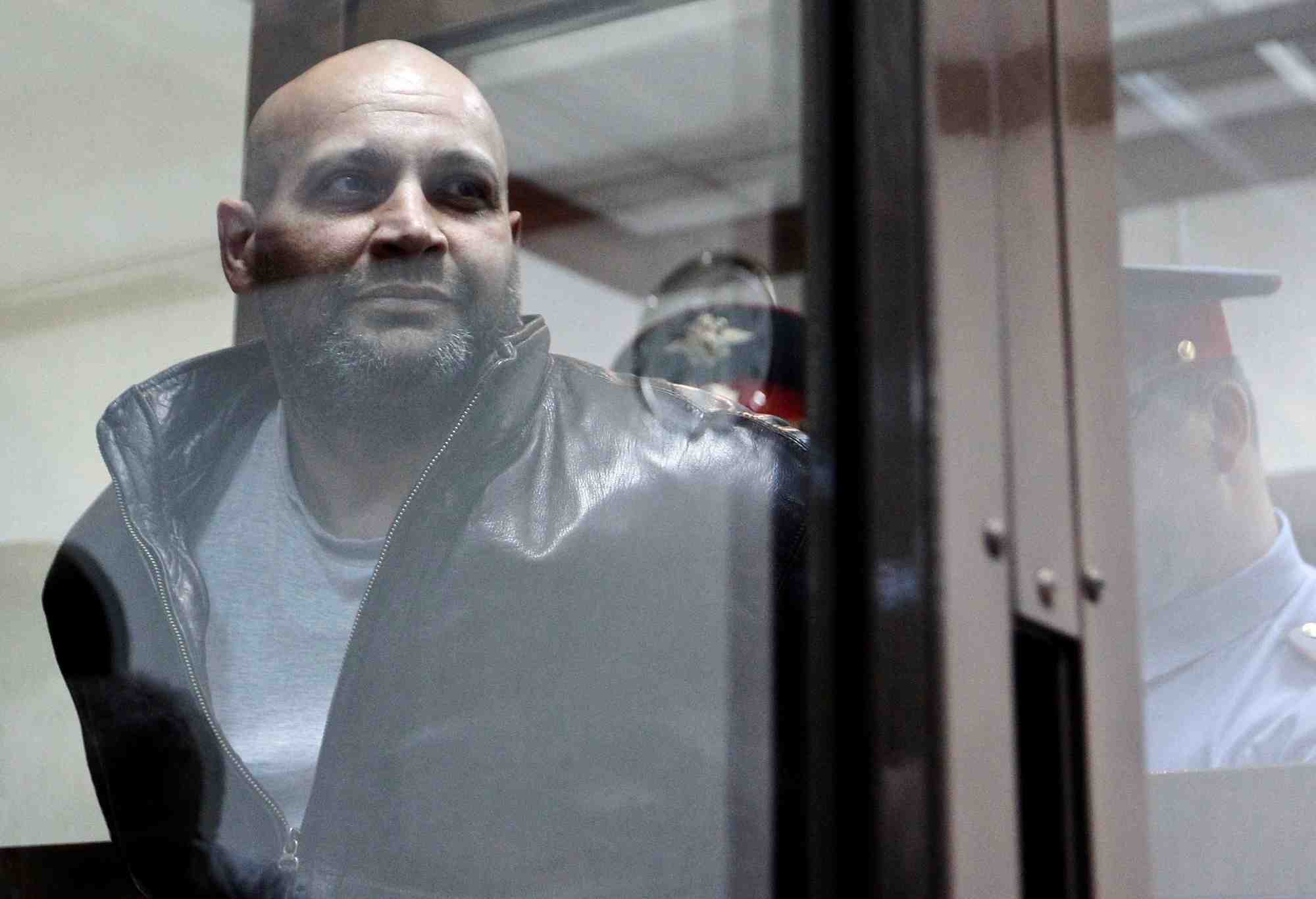 Serguei khadjikourbanov escorte dans un tribunal de moscou en 2013