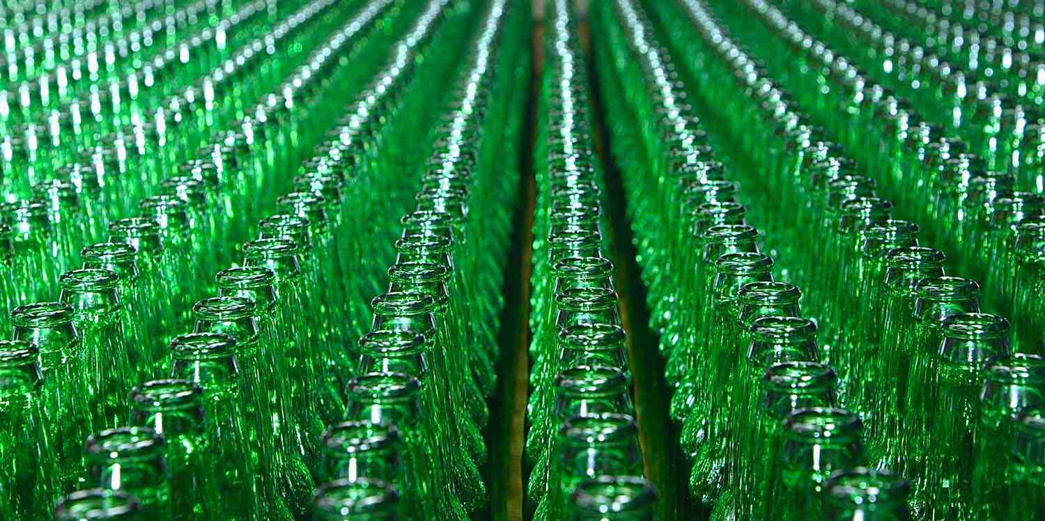 L'usine gardoise, qui existe depuis 1973 à Vergèze, consacre trois de ses quatre lignes de production aux besoins des eaux Perrier, également installées à Vergèze.