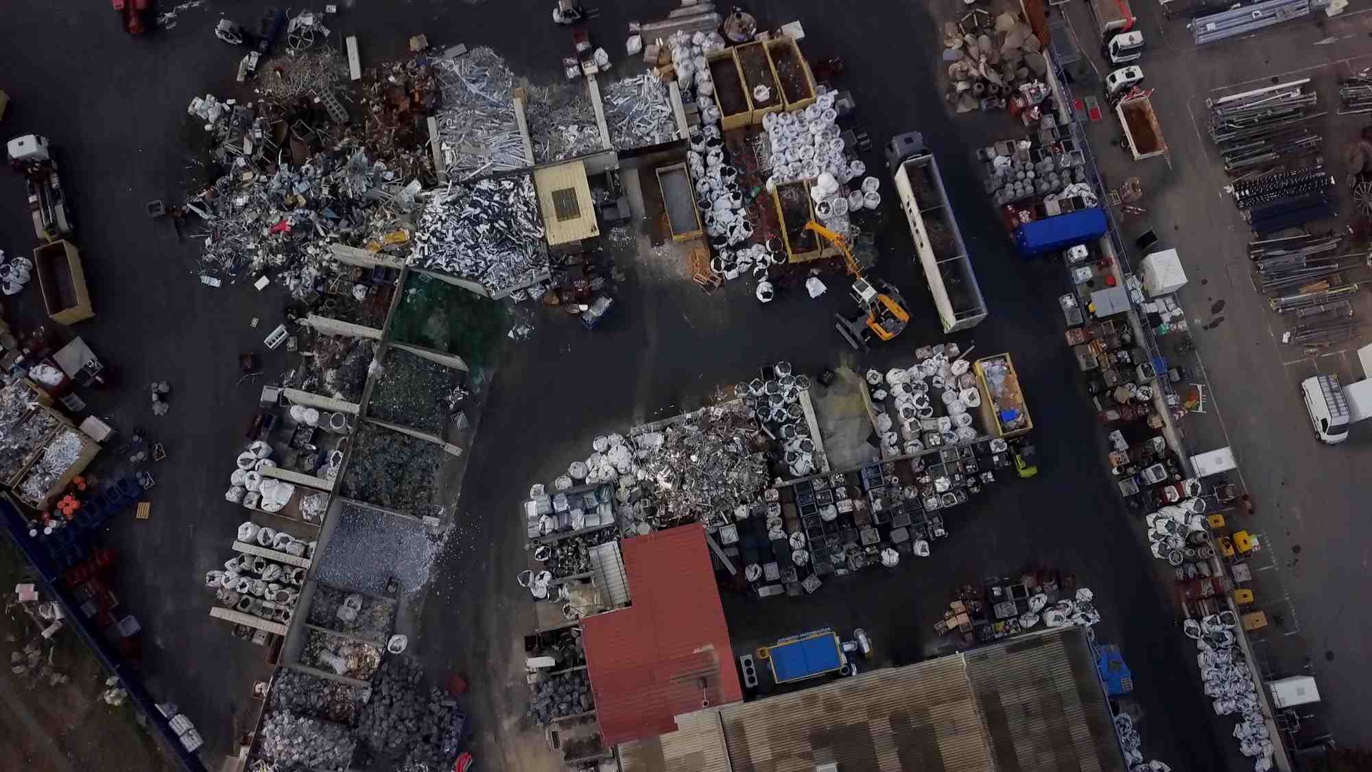 À Muret, près de Toulouse, la Sovamep traite des tonnes de chute de titane issues de l’industrie aéronautique locale, mais aussi des cartes électroniques par milliers.