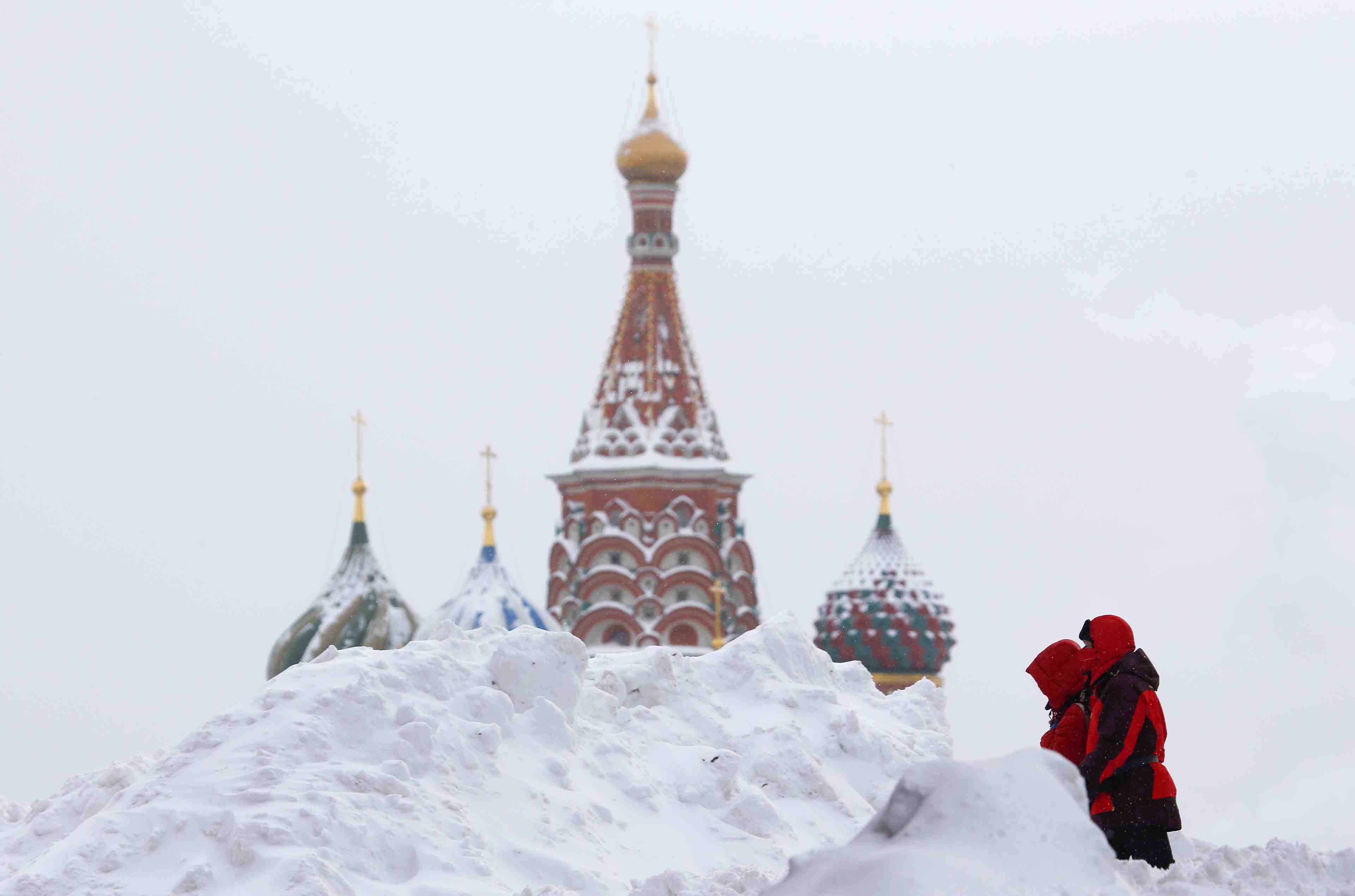 Chutes de neige record a moscou, l'armee a la rescousse