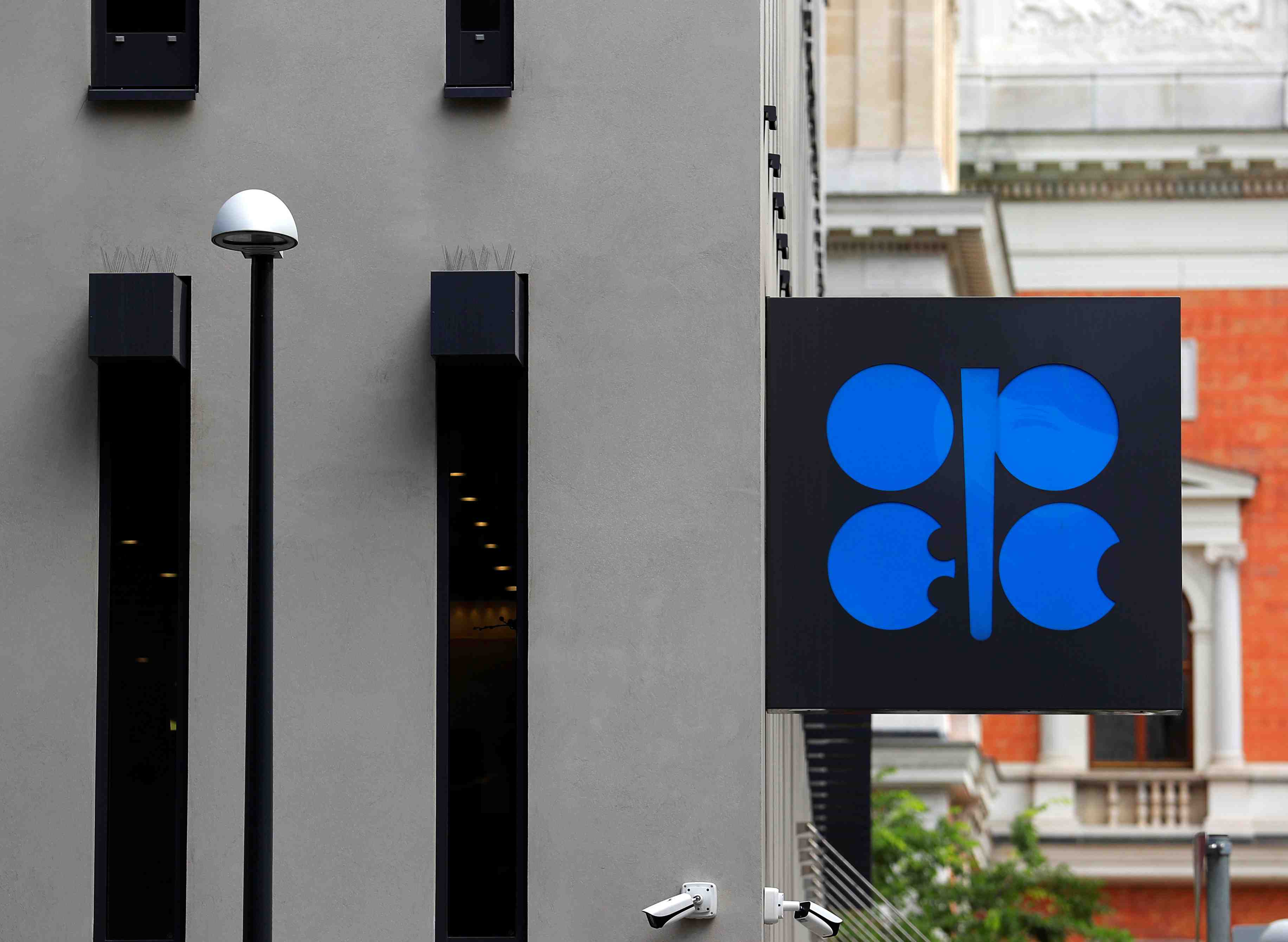 La russie proposera d'augmenter la production de l'opep+ de 1,5 millions de barils par jour, dit novak