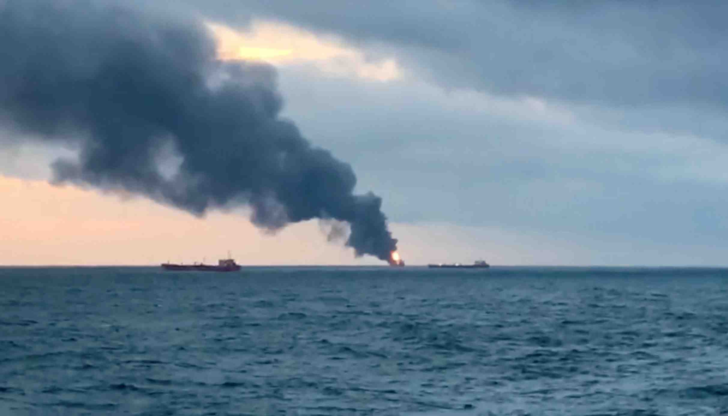 Vingt morts dans l'incendie de deux navires en mer noire